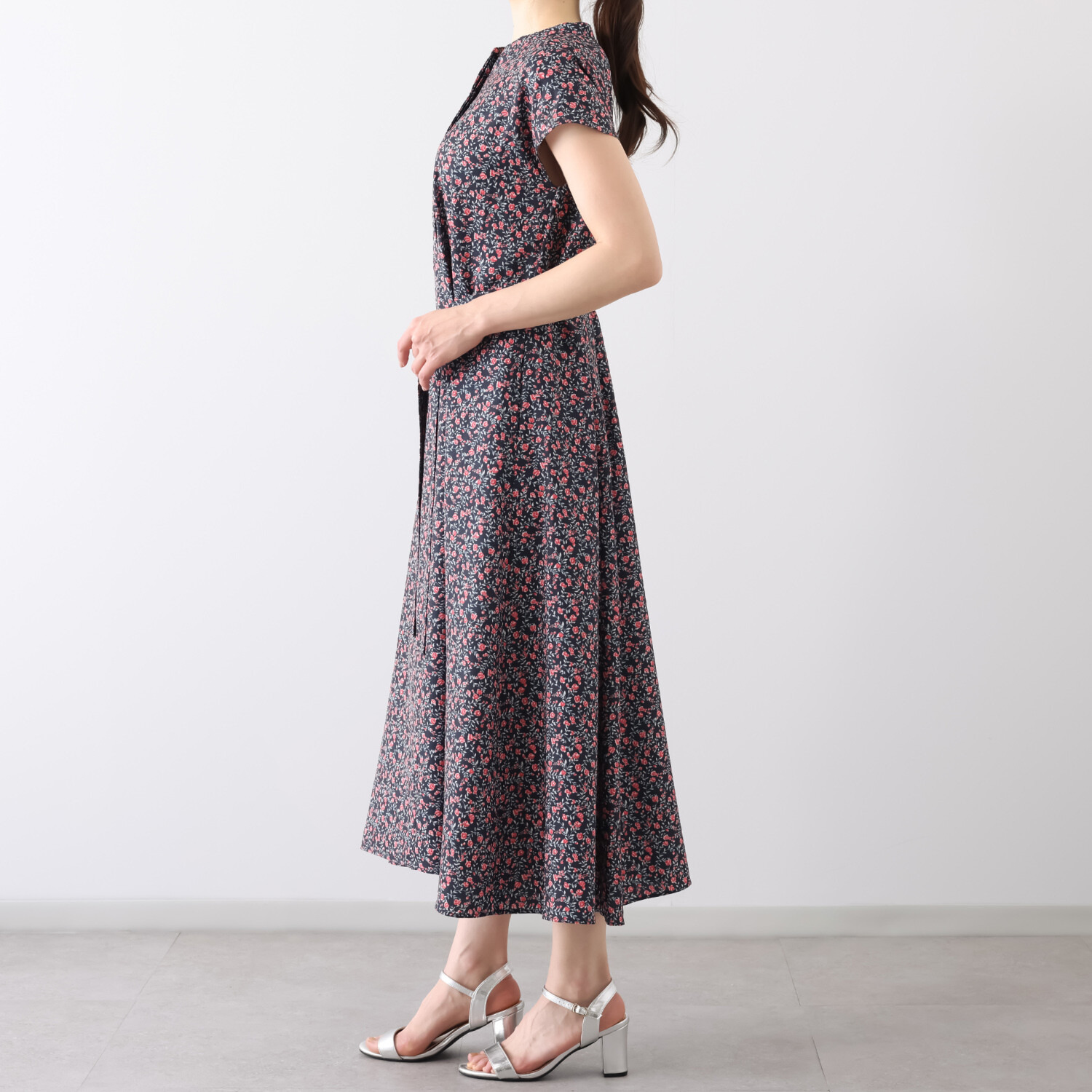 Ｓ３５７プラス 楽ちんシルエットの ウエストリボン付 小花柄プリントワンピース