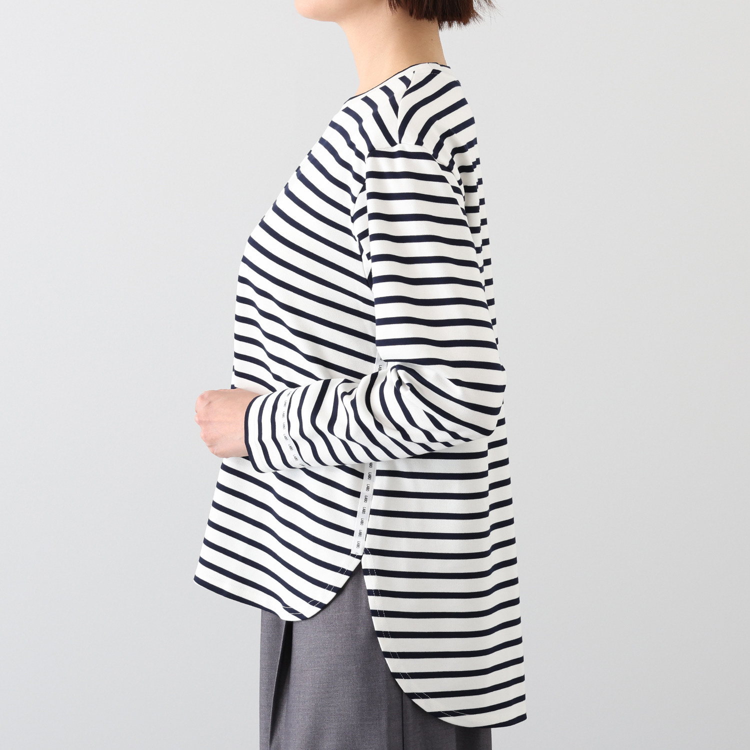 イシカワラボ★ヒトミ 薄地ポンチ ロゴテープアクセント プルオーバー