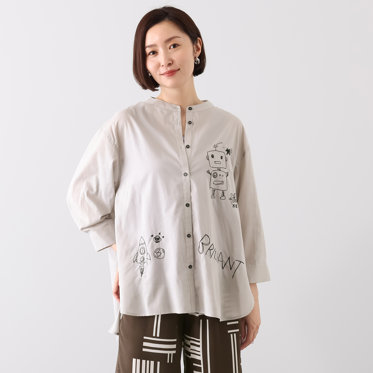 スタイル・ラヴィー ガーリー刺しゅう＆ バックアクセント 羽織りにも便利 バンドカラー コットンシャツ