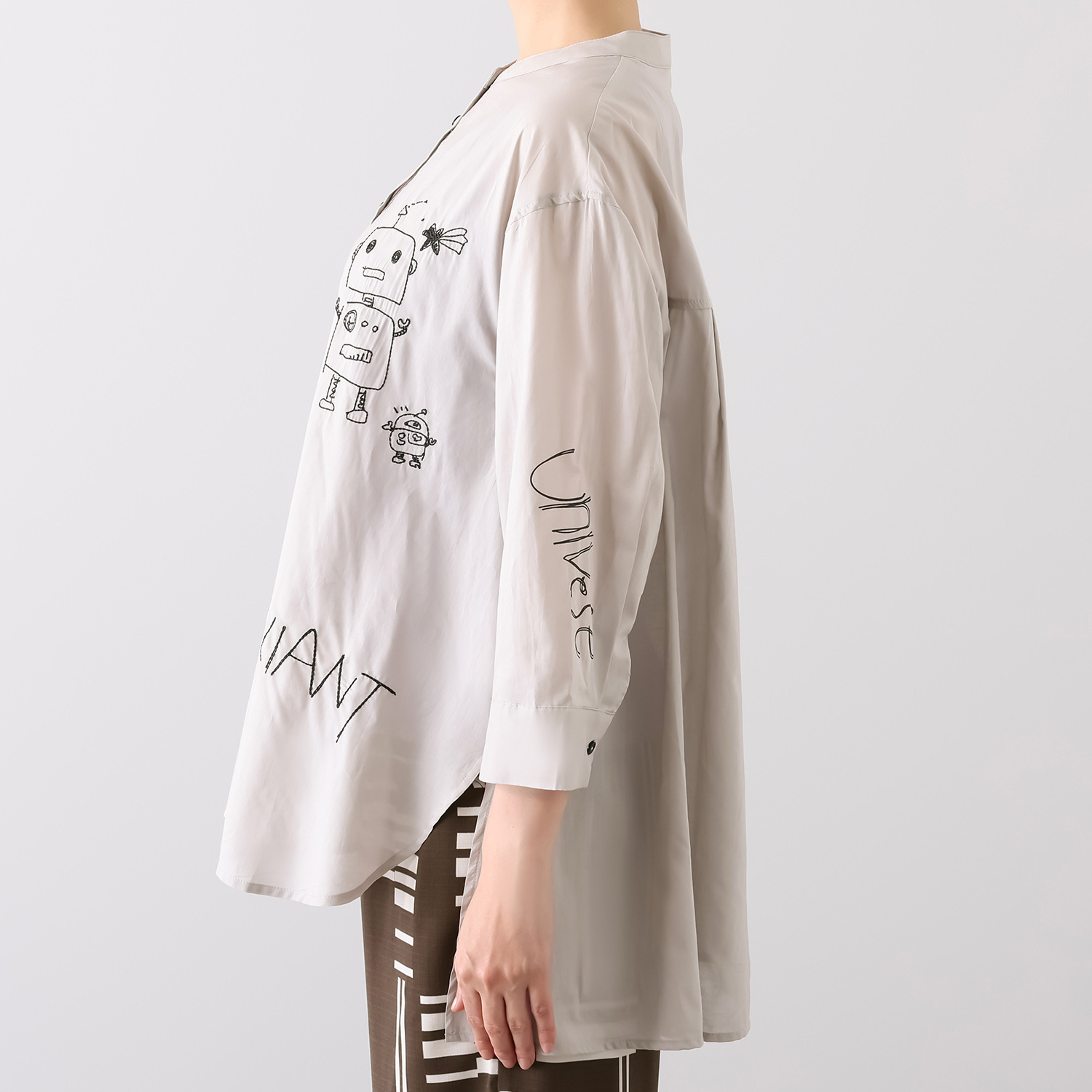 スタイル・ラヴィー ガーリー刺しゅう＆ バックアクセント 羽織りにも便利 バンドカラー コットンシャツ