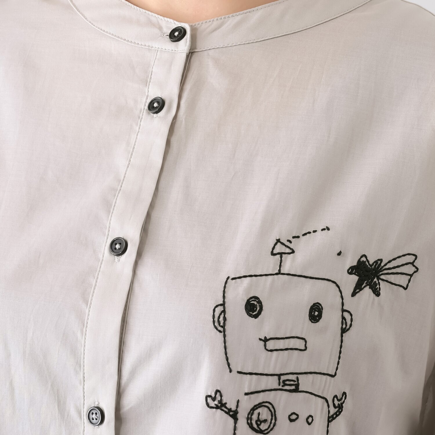 スタイル・ラヴィー ガーリー刺しゅう＆ バックアクセント 羽織りにも便利 バンドカラー コットンシャツ