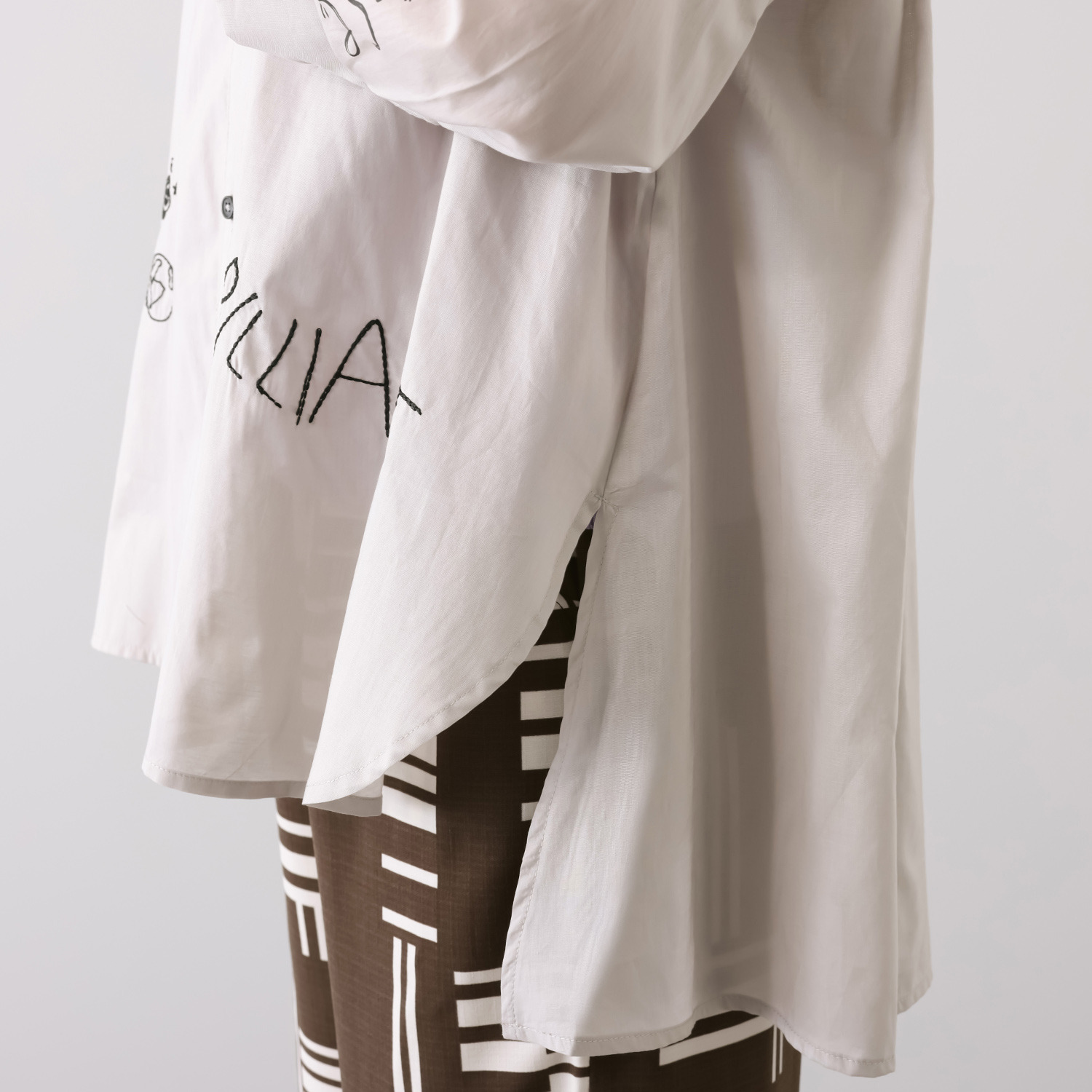 スタイル・ラヴィー ガーリー刺しゅう＆ バックアクセント 羽織りにも便利 バンドカラー コットンシャツ