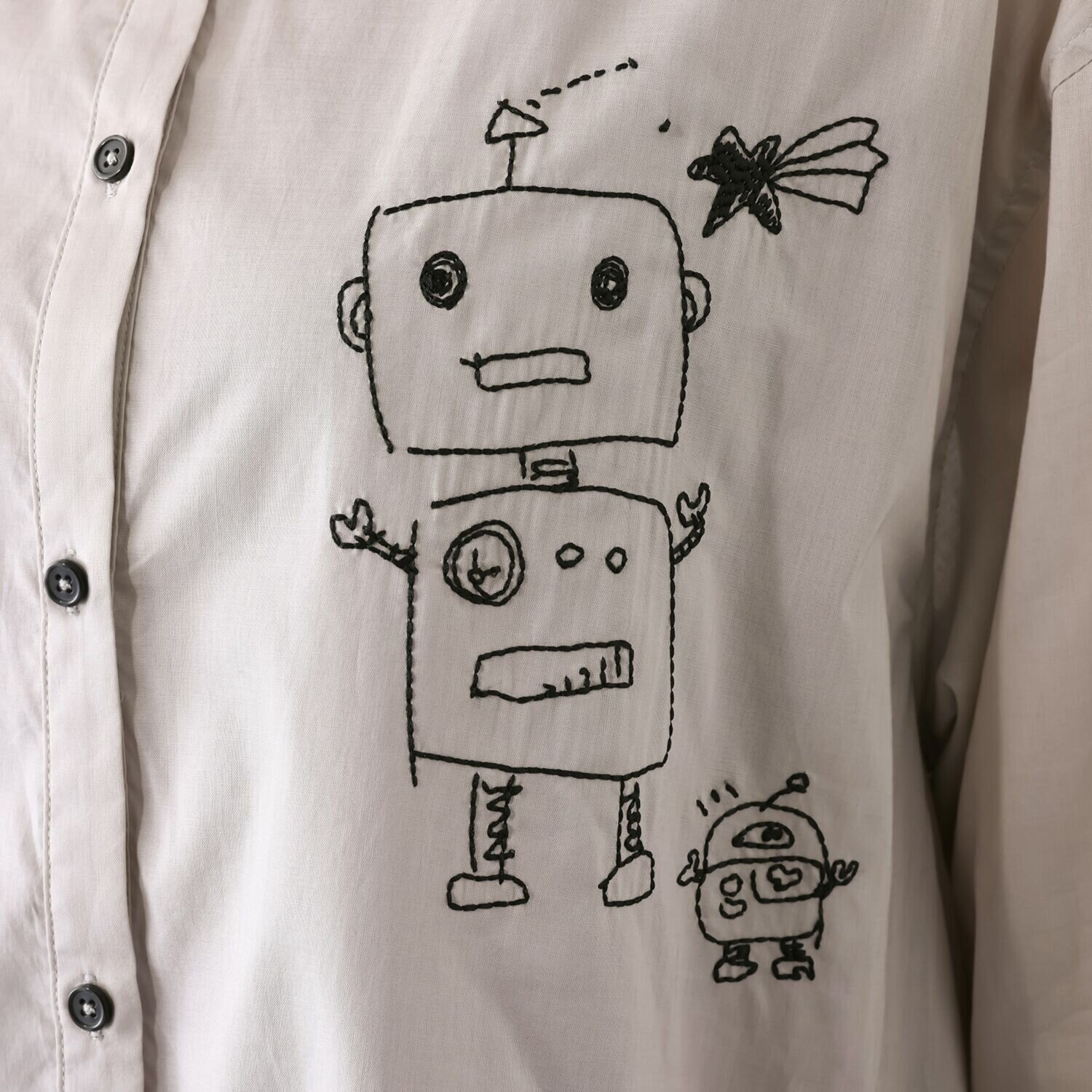 スタイル・ラヴィー ガーリー刺しゅう＆ バックアクセント 羽織りにも便利 バンドカラー コットンシャツ