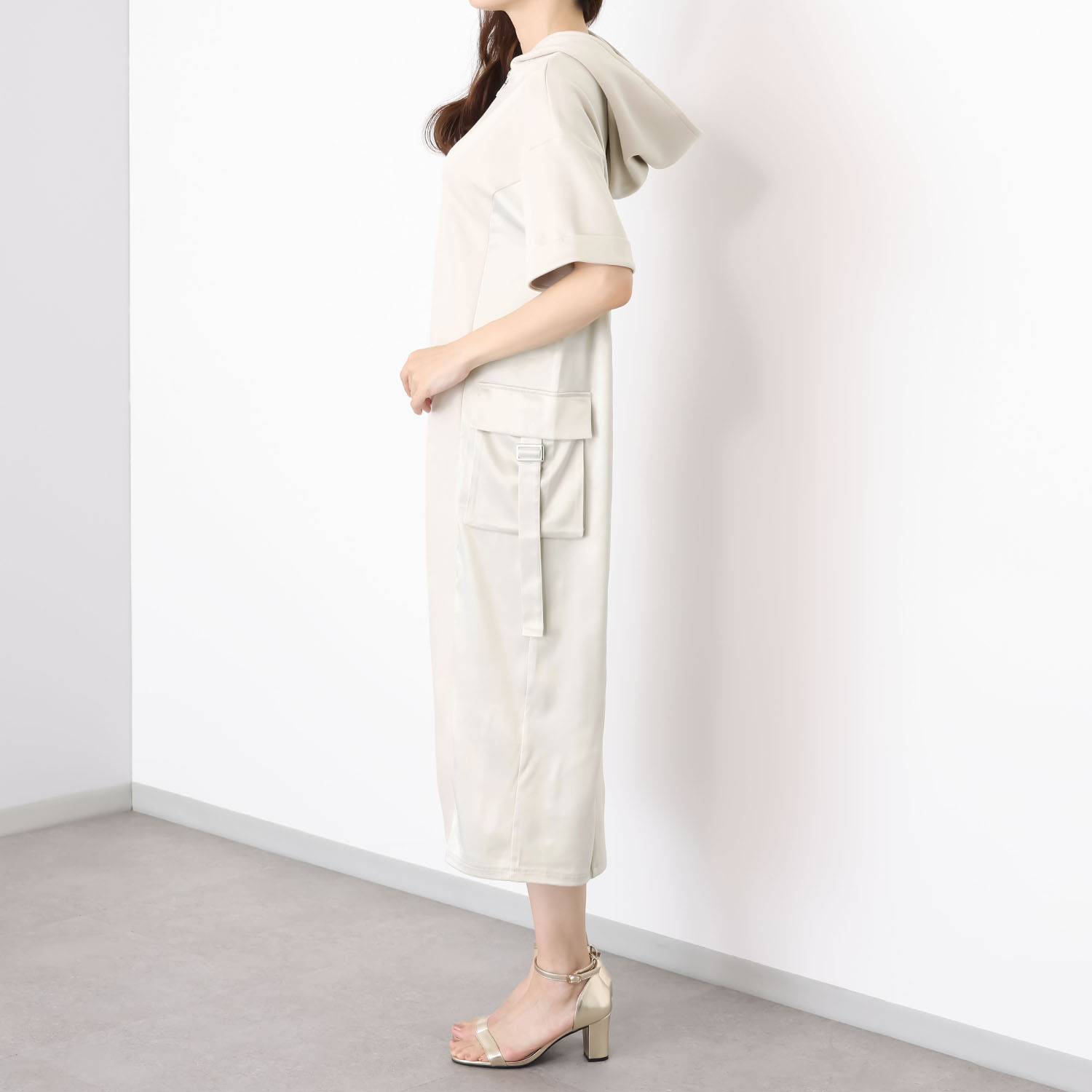 ヘブンアンドアース サテン切替 ハーフジップ フーディーワンピース