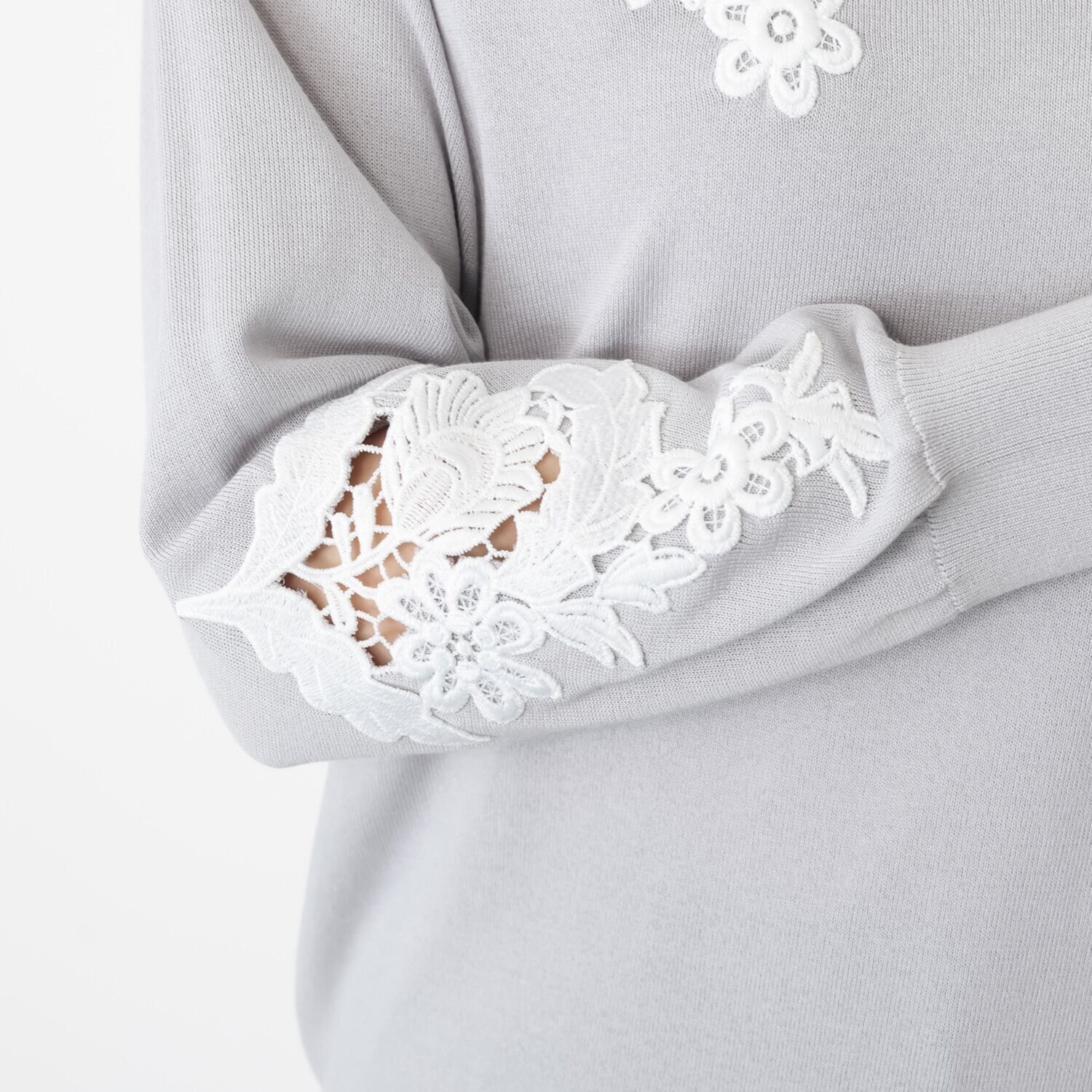 アズイズ　ビーマイセルフ バイ　ネイチャーズ レース＆カットワーク使い プルオーバー