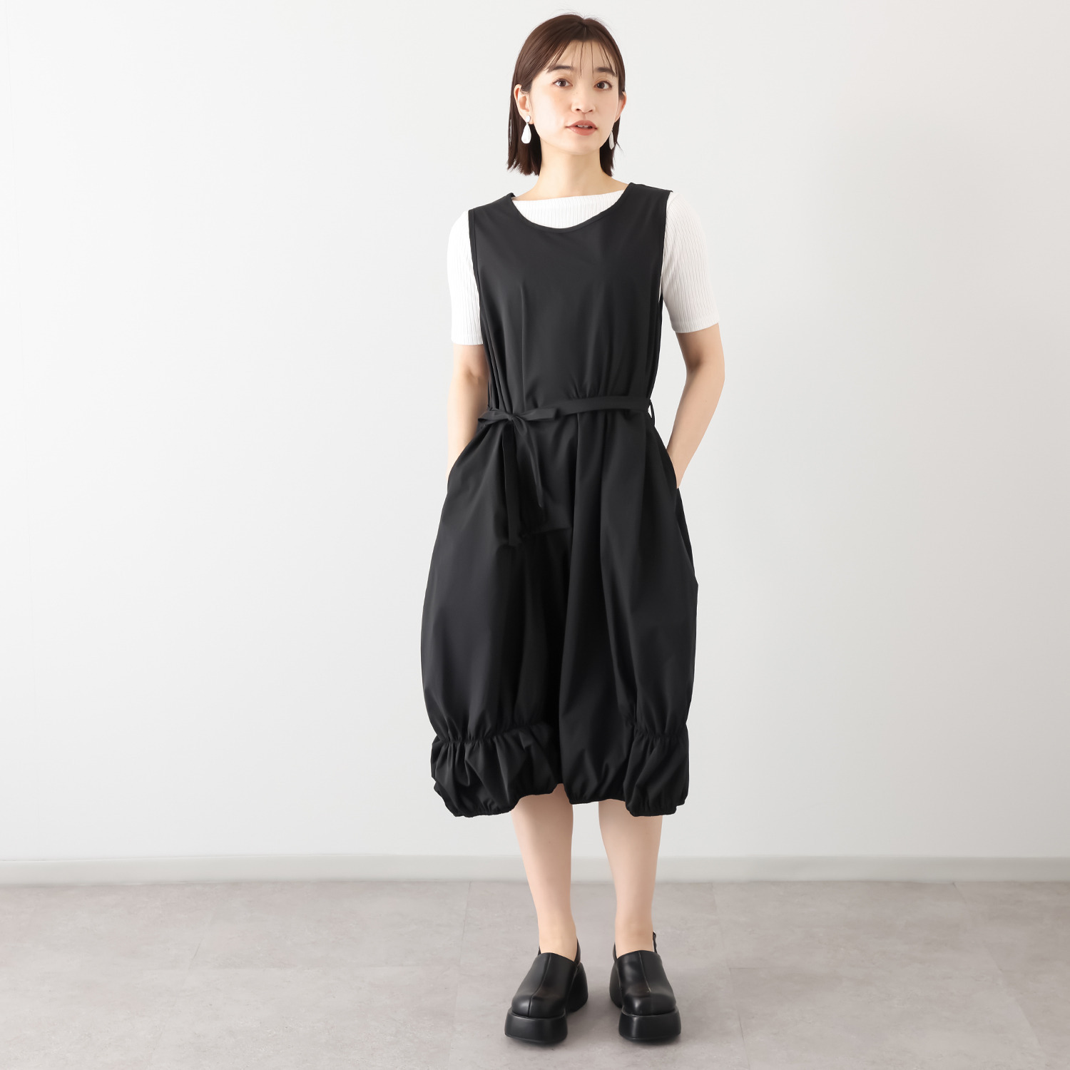 ベルポニー ストレッチ布帛素材 ギャザータックデザイン ノースリーブワンピース