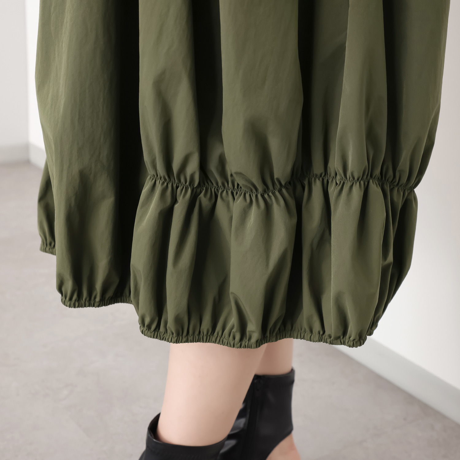 ベルポニー ストレッチ布帛素材 ギャザータックデザイン ノースリーブワンピース