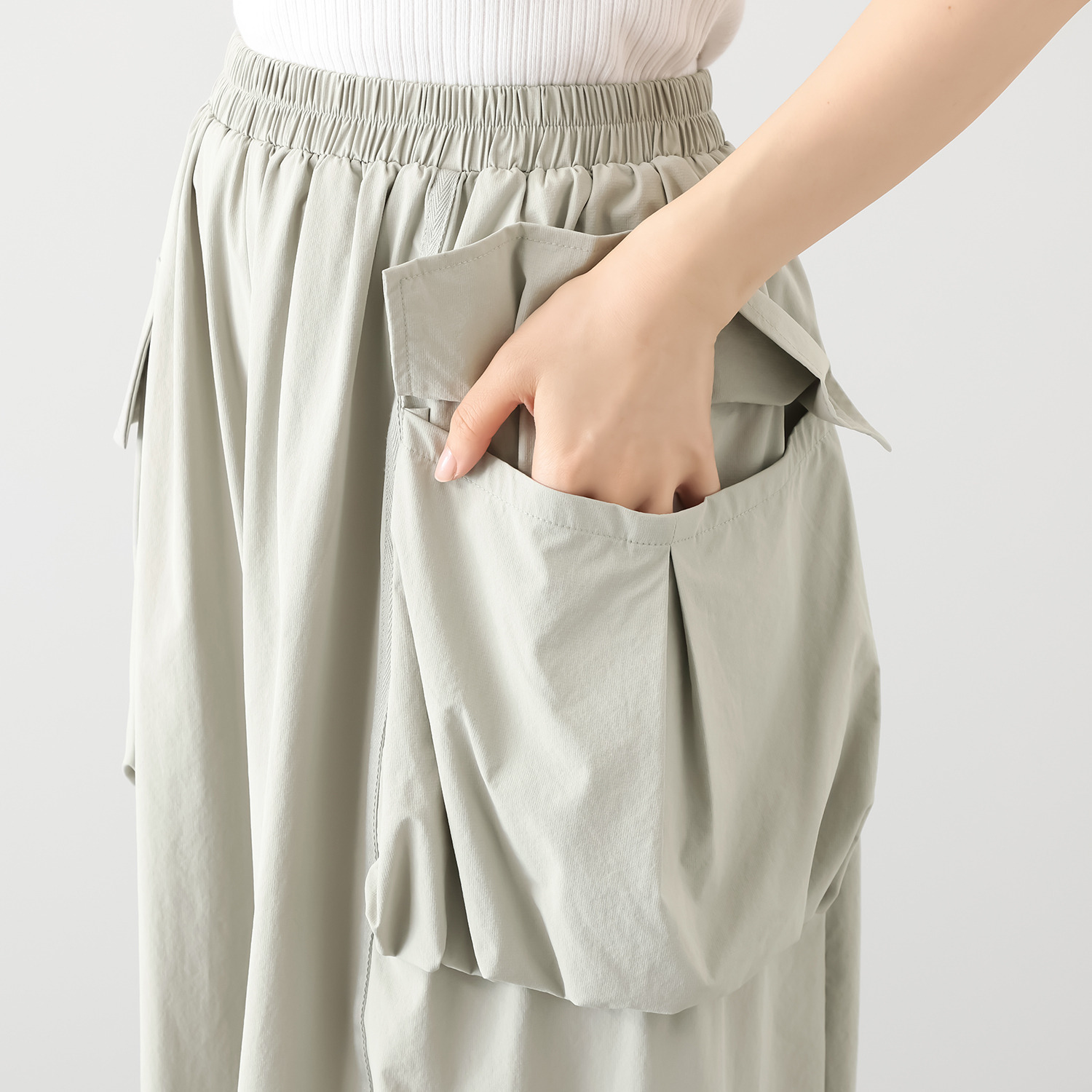 ベルポニー ストレッチ布帛素材 ギャザータック デザインカーゴパンツ