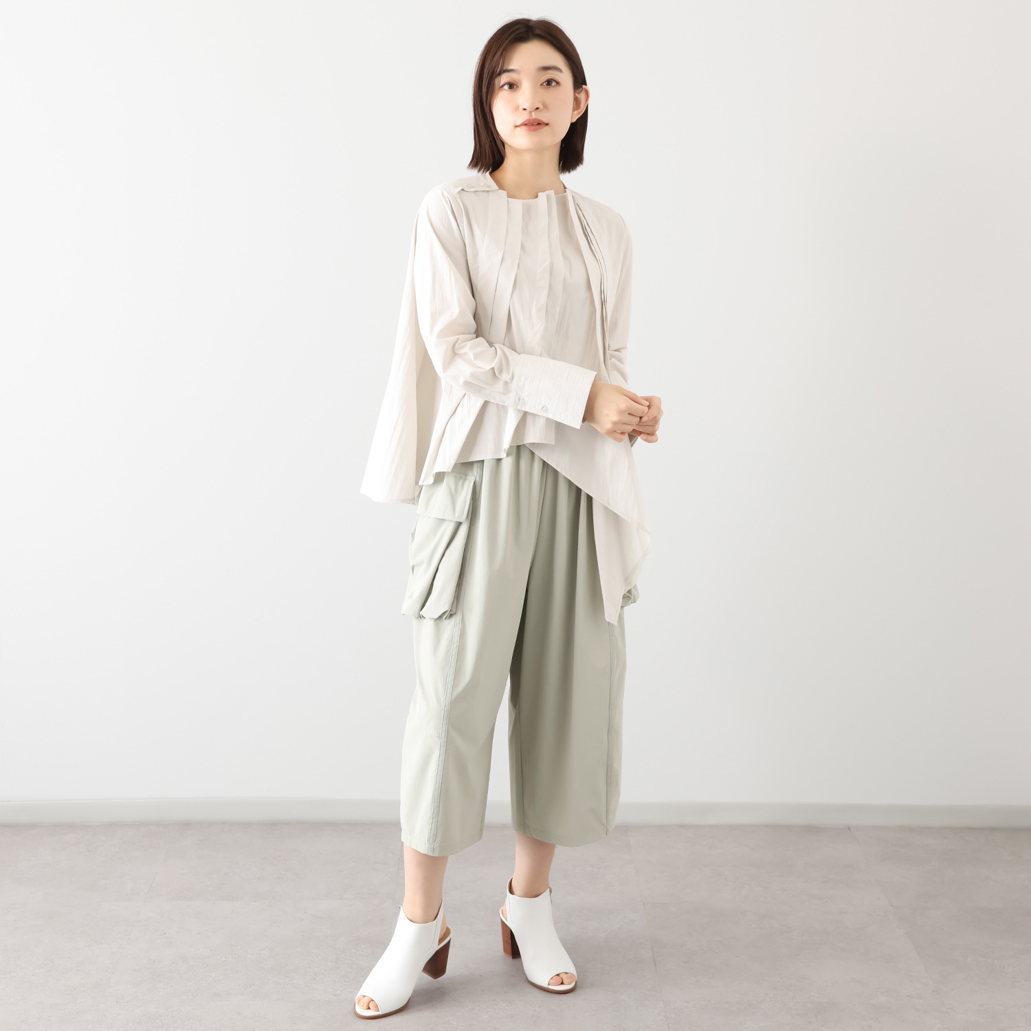 ベルポニー ストレッチ布帛素材 ギャザータック デザインカーゴパンツ