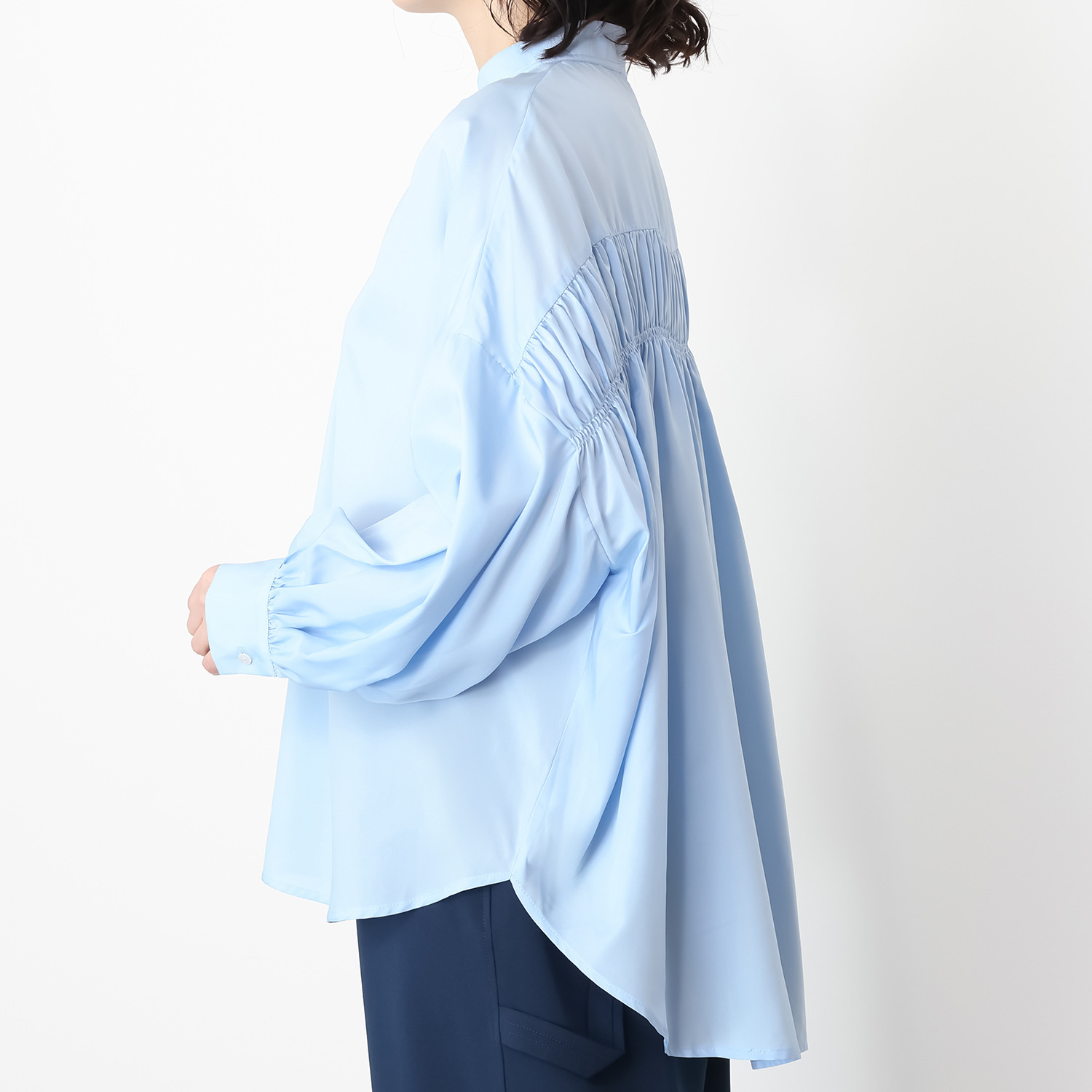 ワンピース セレクト　バイ　カワル シャーリングデザインで 背中の丸みをカバー アレンジネックで印象自在 とろみブラウス