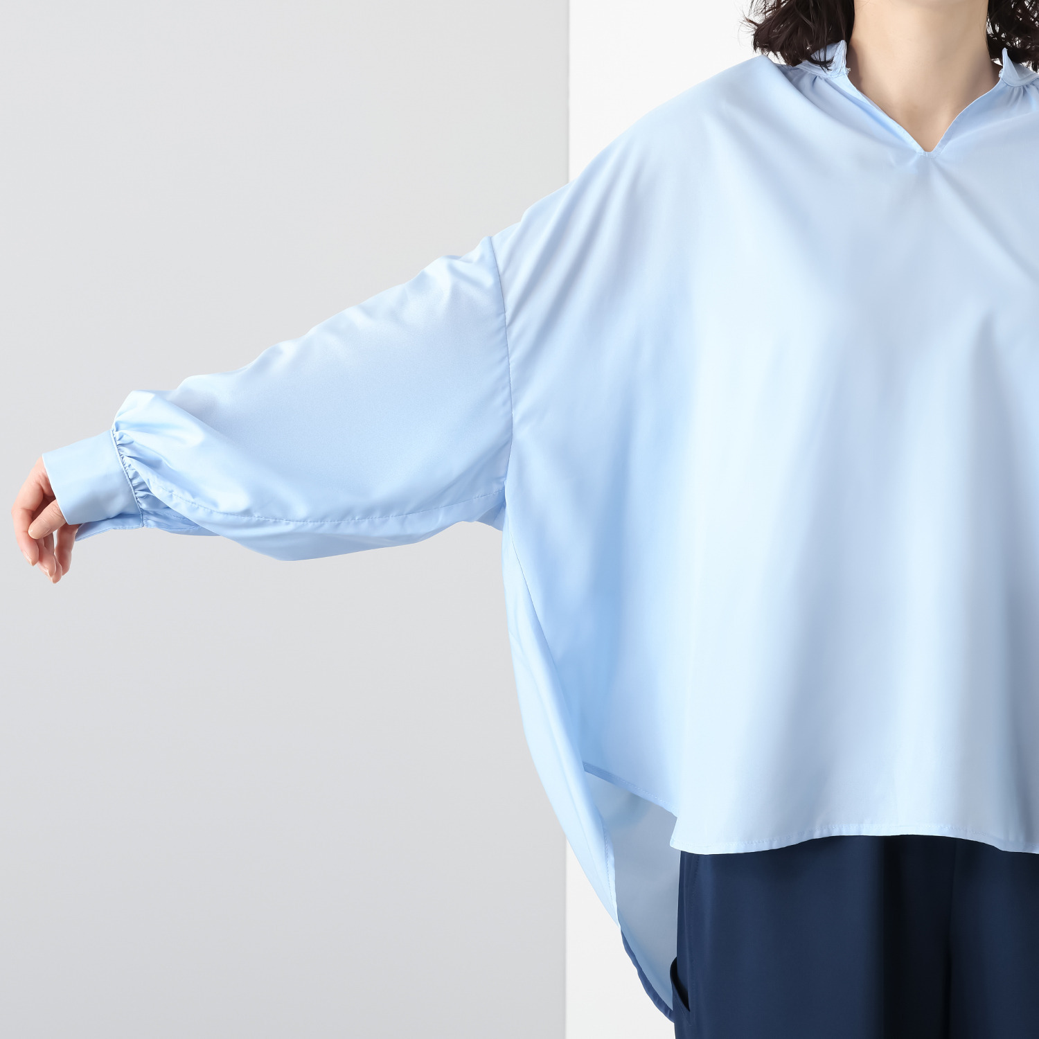 ワンピース セレクト　バイ　カワル シャーリングデザインで 背中の丸みをカバー アレンジネックで印象自在 とろみブラウス