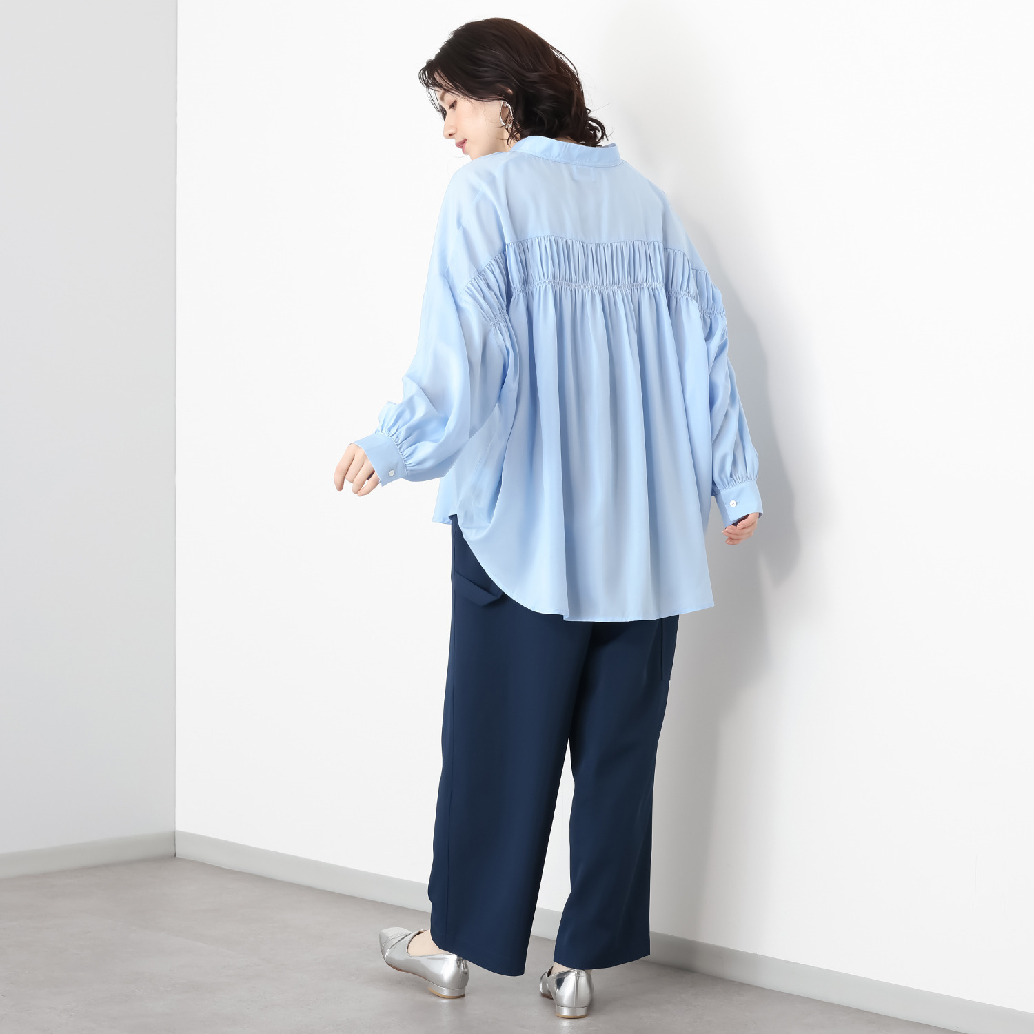 ワンピース セレクト　バイ　カワル シャーリングデザインで 背中の丸みをカバー アレンジネックで印象自在 とろみブラウス