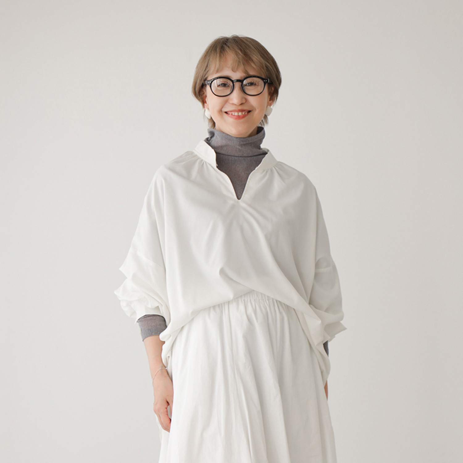 ワンピース セレクト　バイ　カワル シャーリングデザインで 背中の丸みをカバー アレンジネックで印象自在 とろみブラウス