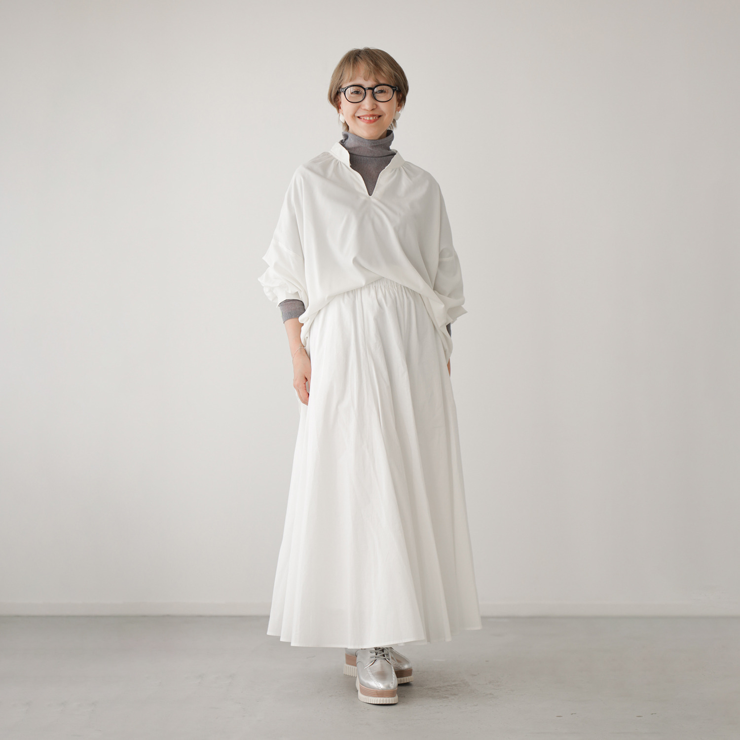 ワンピース セレクト　バイ　カワル シャーリングデザインで 背中の丸みをカバー アレンジネックで印象自在 とろみブラウス