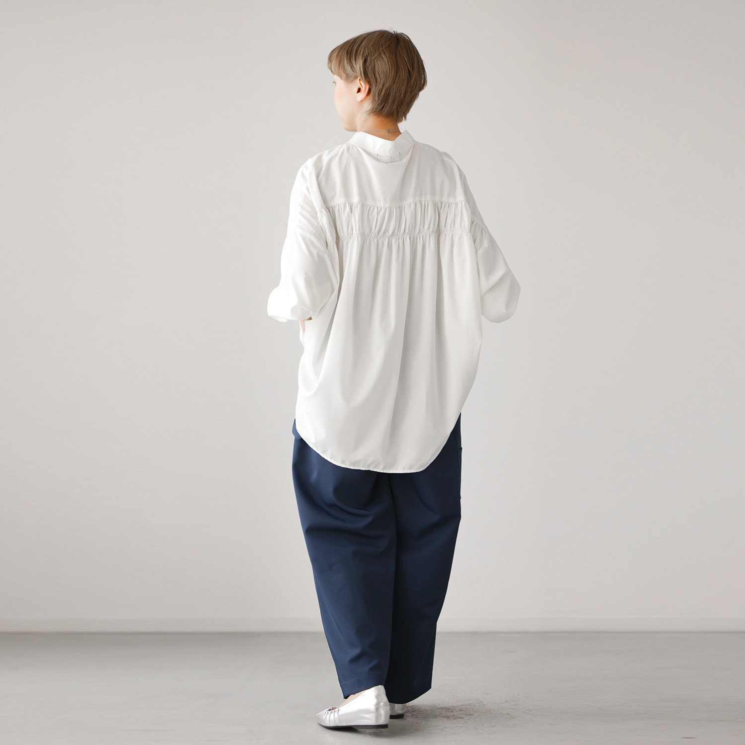 ワンピース セレクト　バイ　カワル シャーリングデザインで 背中の丸みをカバー アレンジネックで印象自在 とろみブラウス