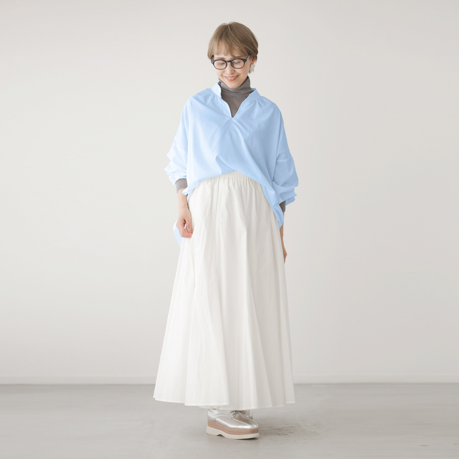 ワンピース セレクト　バイ　カワル シャーリングデザインで 背中の丸みをカバー アレンジネックで印象自在 とろみブラウス