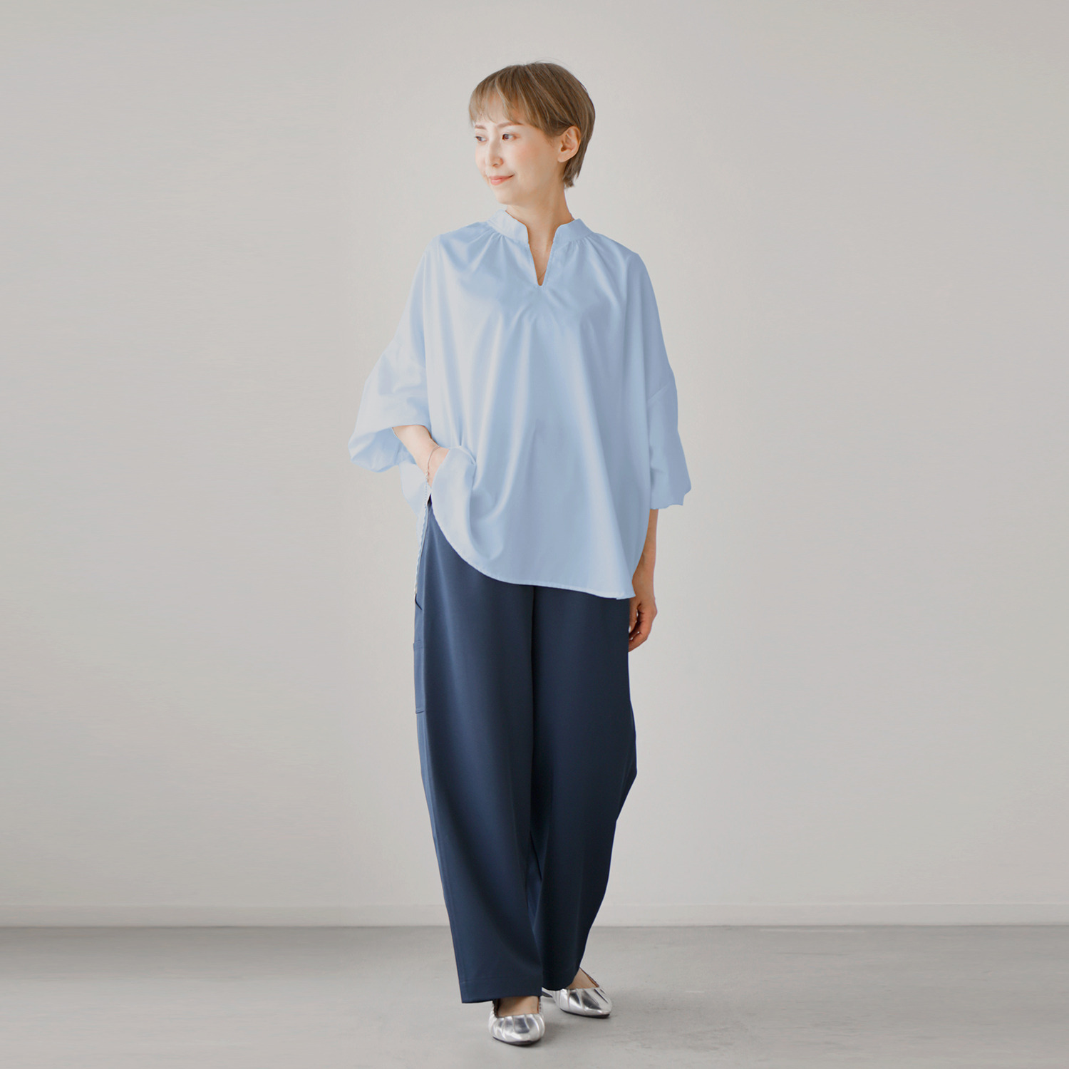 ワンピース セレクト　バイ　カワル シャーリングデザインで 背中の丸みをカバー アレンジネックで印象自在 とろみブラウス