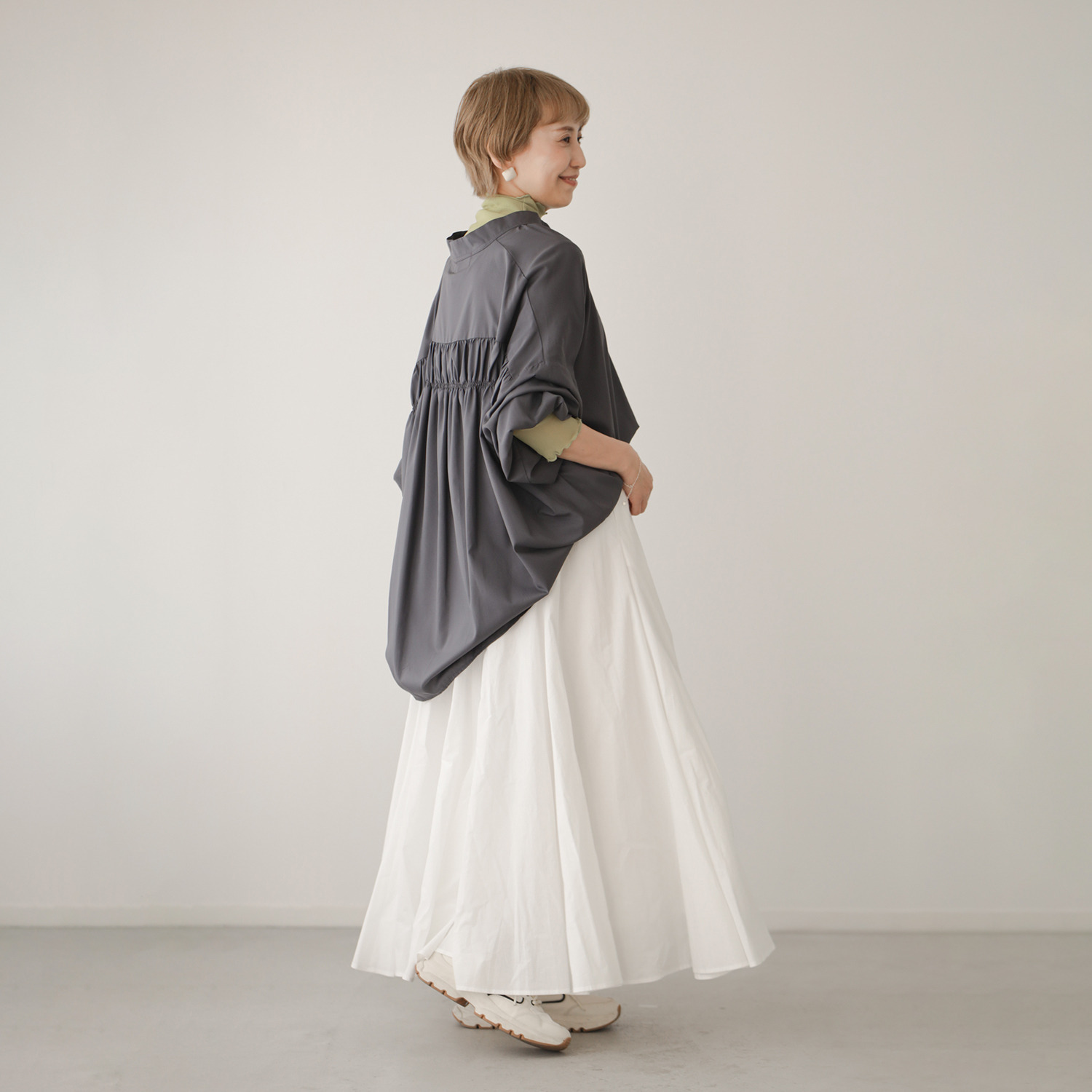 ワンピース セレクト　バイ　カワル シャーリングデザインで 背中の丸みをカバー アレンジネックで印象自在 とろみブラウス