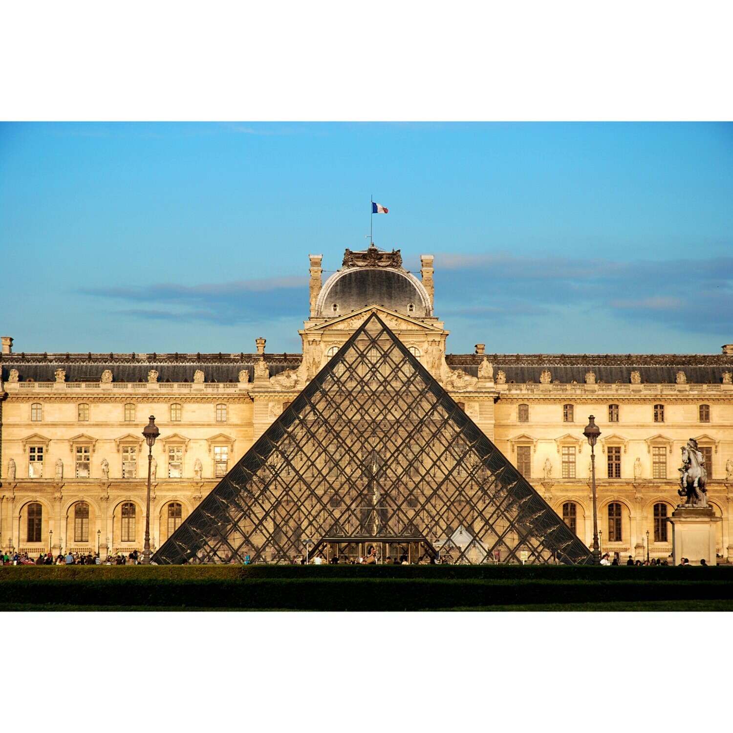 大人時間を愉しむ 癒しの南仏ニース＆ 花の都パリをめぐる フランス８日間 “関西国際空港発着 　２名１室”