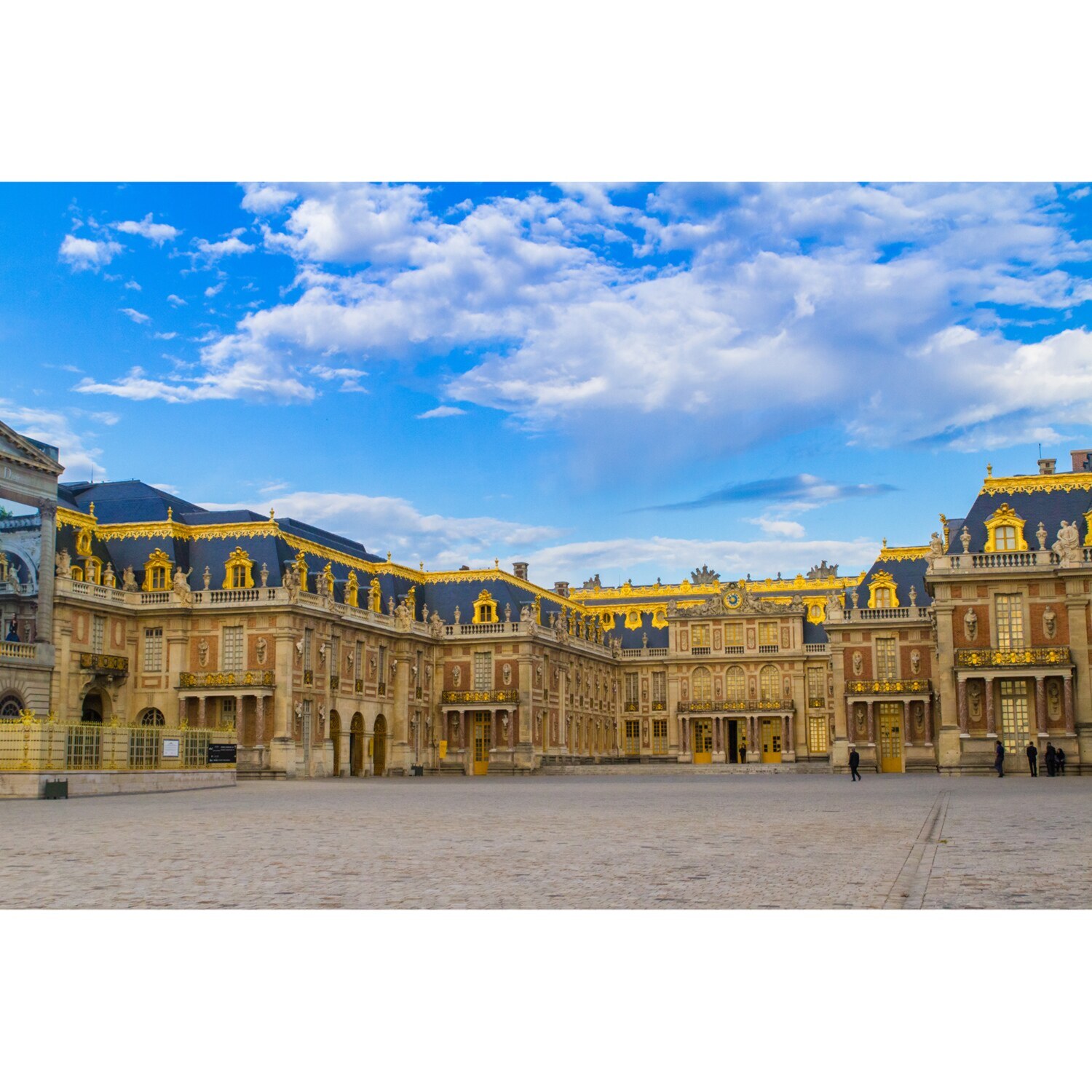 大人時間を愉しむ 癒しの南仏ニース＆ 花の都パリをめぐる フランス８日間 “関西国際空港発着 　２名１室”