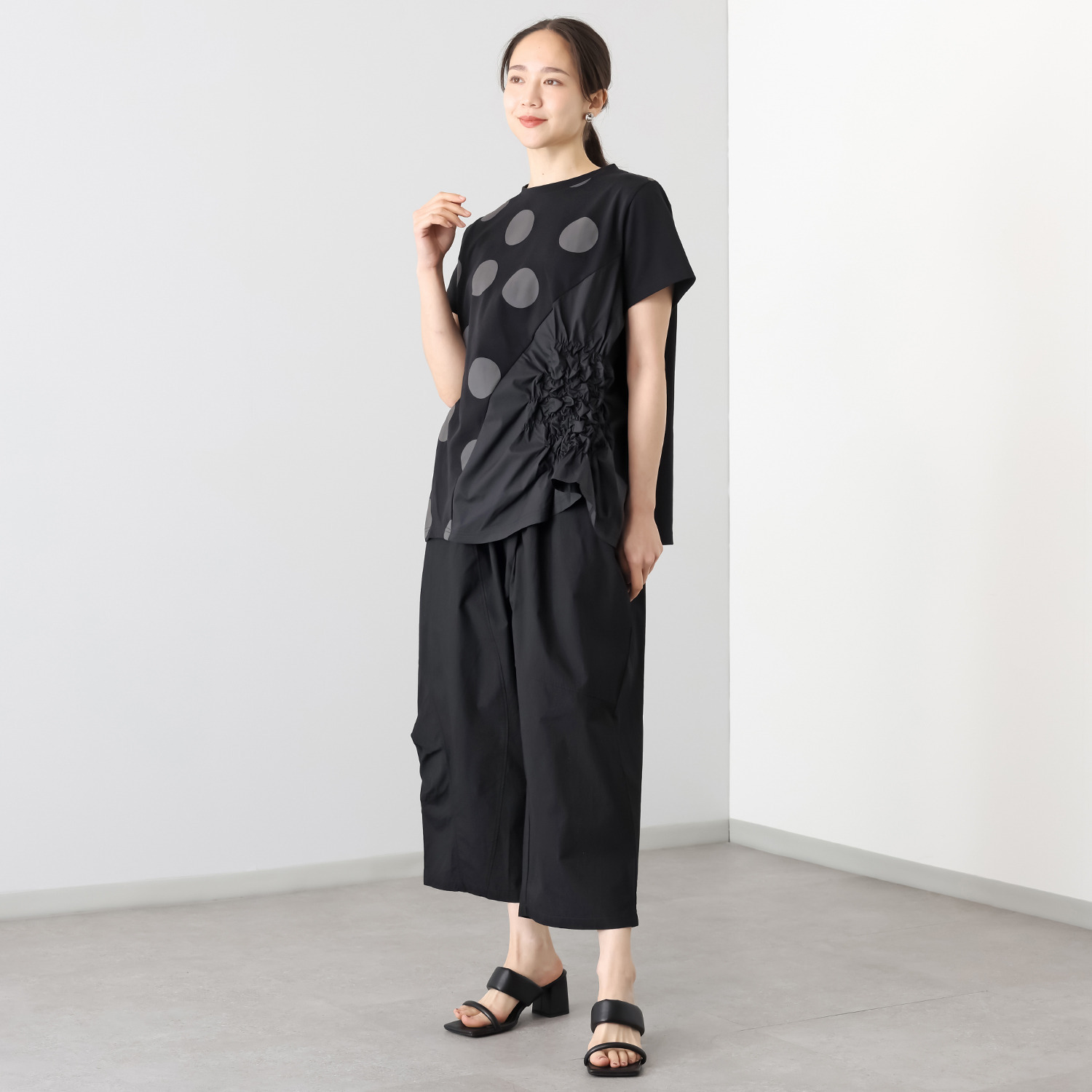 コイビトミサキ　ブラック シャーリングアクセント デザインプルオーバー