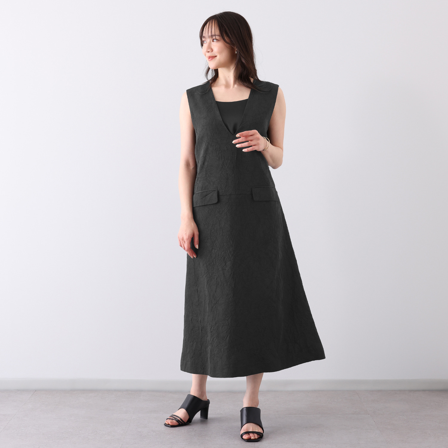 ミューリエ マルチシーンに 凛とした存在感 クラッシュ加工 ジャンパースカート