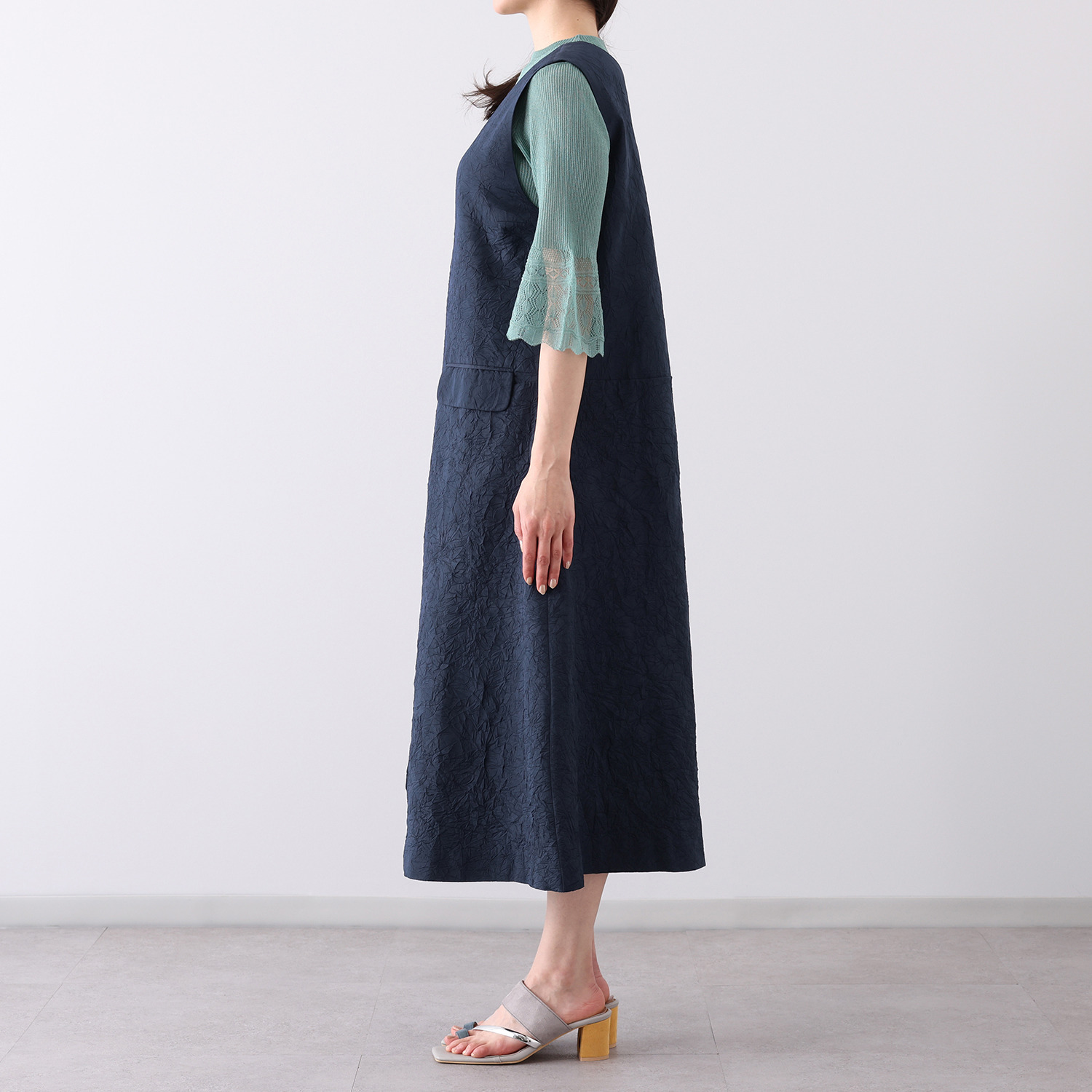 ミューリエ マルチシーンに 凛とした存在感 クラッシュ加工 ジャンパースカート