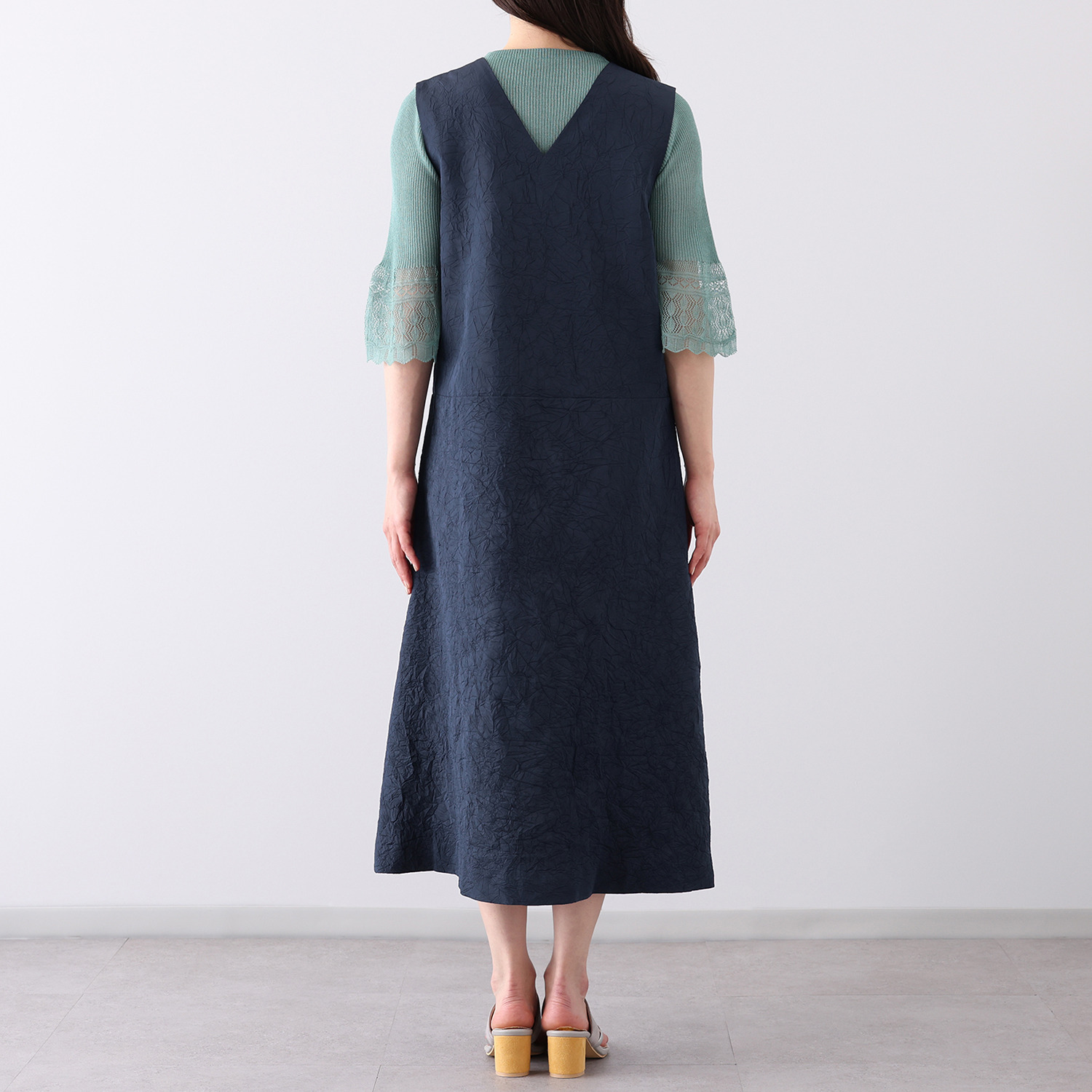 ミューリエ マルチシーンに 凛とした存在感 クラッシュ加工 ジャンパースカート