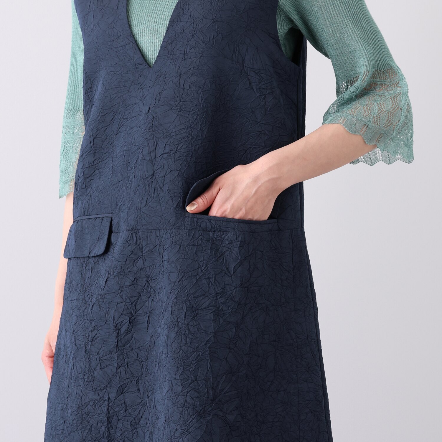 ミューリエ マルチシーンに 凛とした存在感 クラッシュ加工 ジャンパースカート