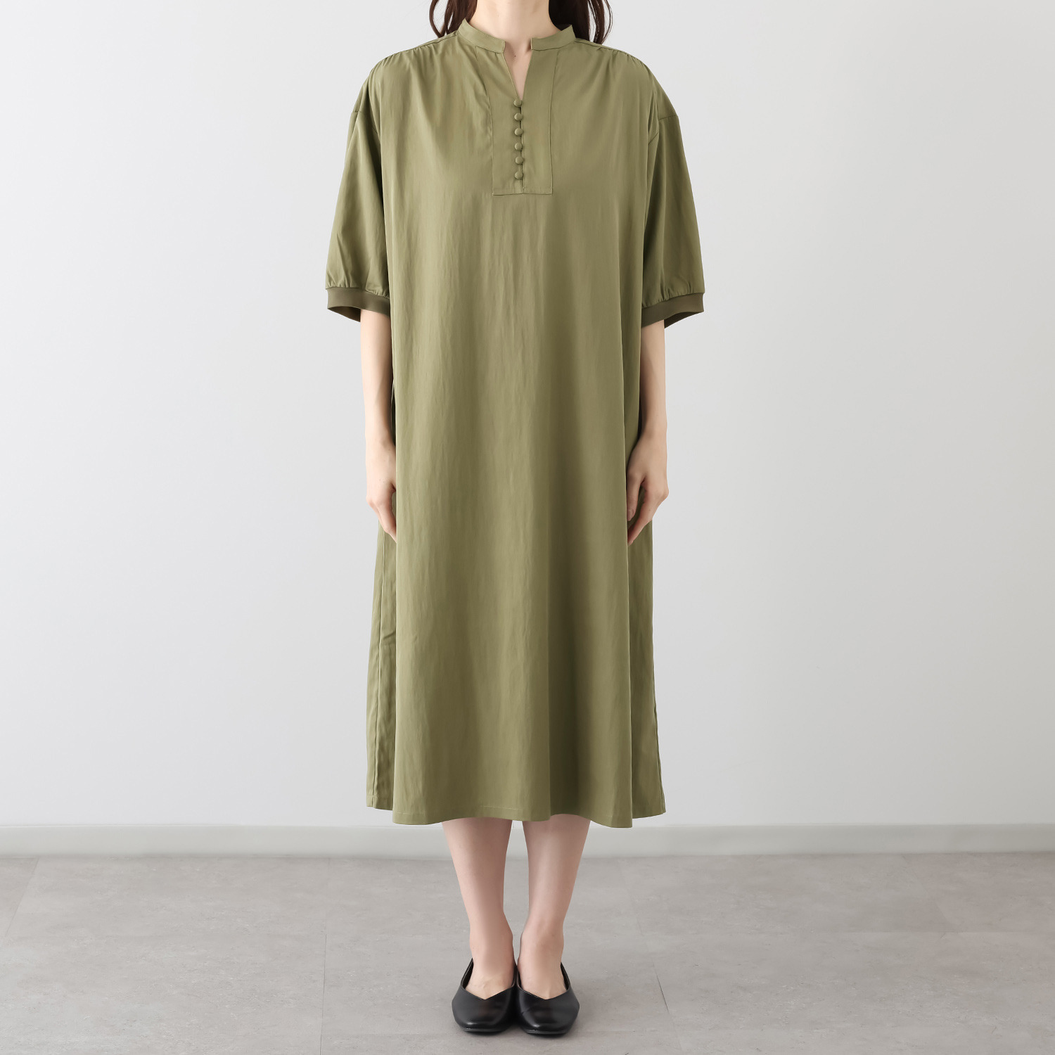 ２１２キッチンストア すっきりシルエット 包みボタン ワンピース