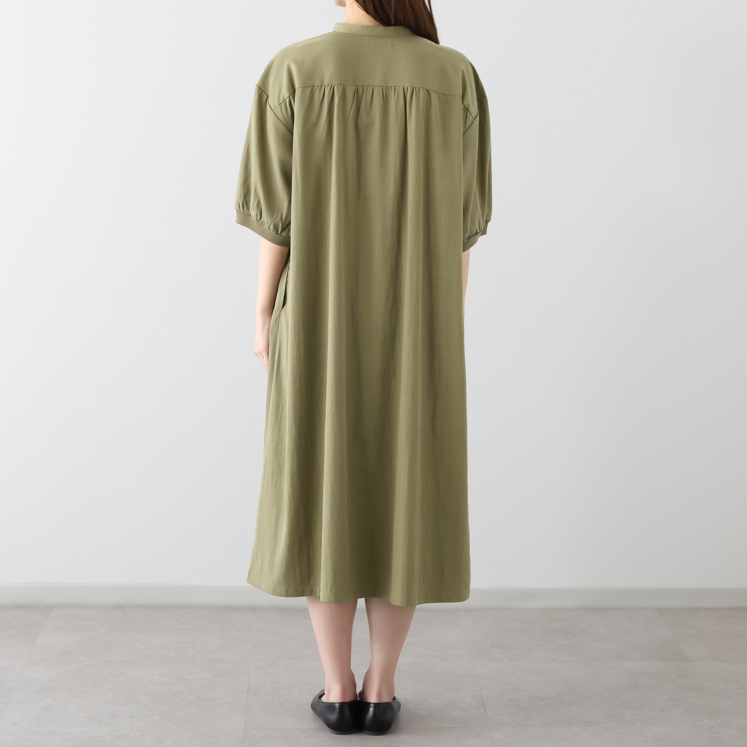 ２１２キッチンストア すっきりシルエット 包みボタン ワンピース