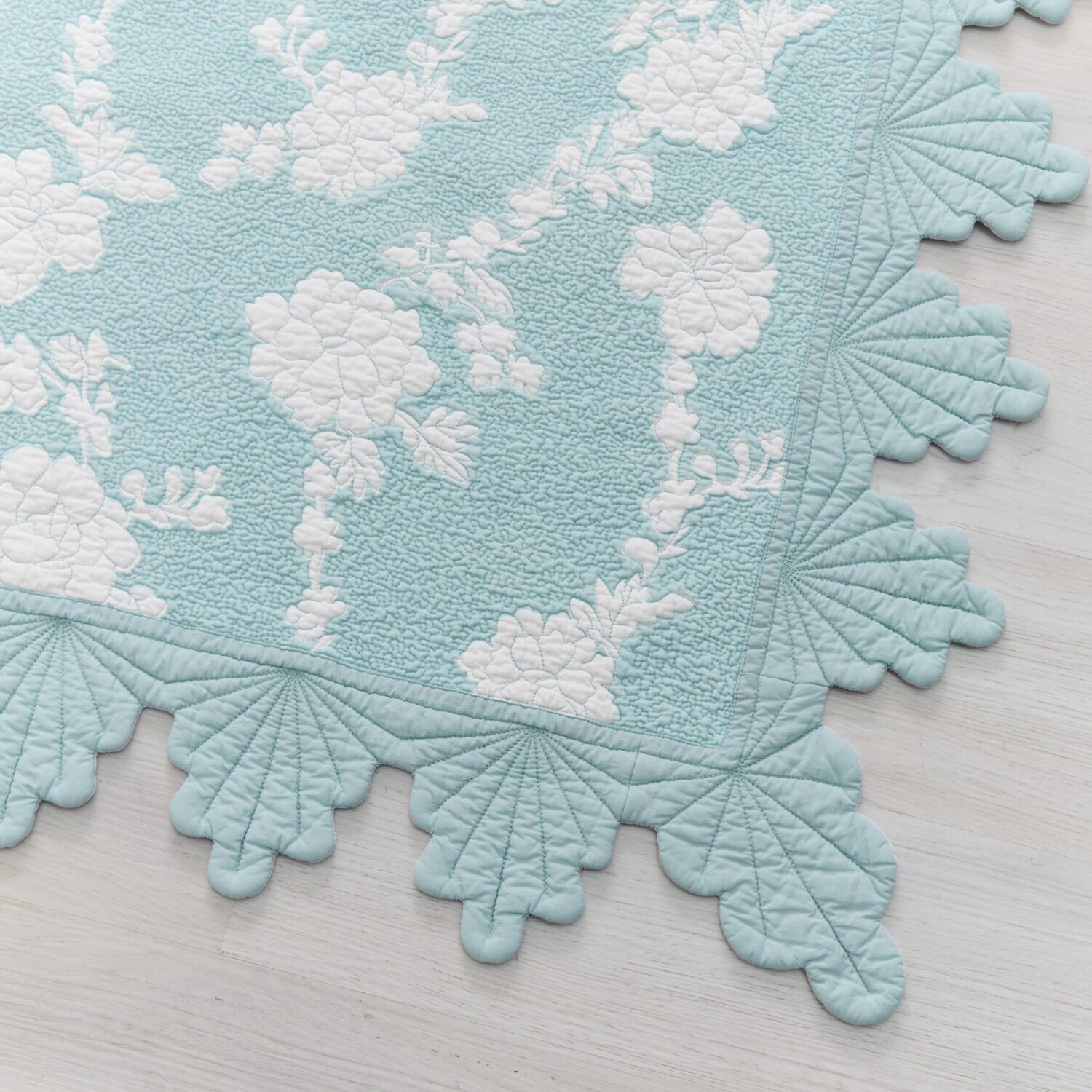 ラ・コトンメルル 綿が気持ちいい マスカットスカラップ キルトマルチカバー ＜１９０×１９０ｃｍ＞