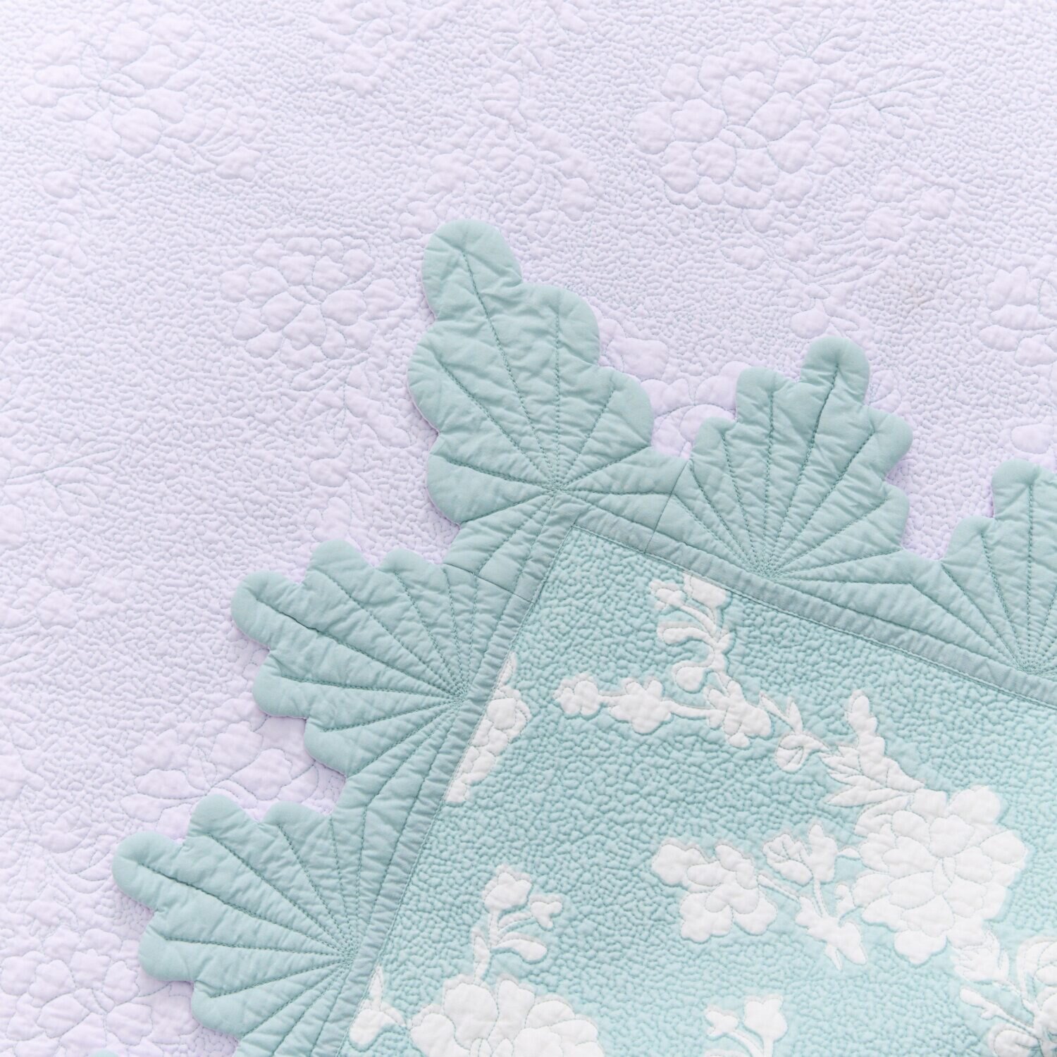 ラ・コトンメルル 綿が気持ちいい マスカットスカラップ キルトマルチカバー ＜１９０×１９０ｃｍ＞