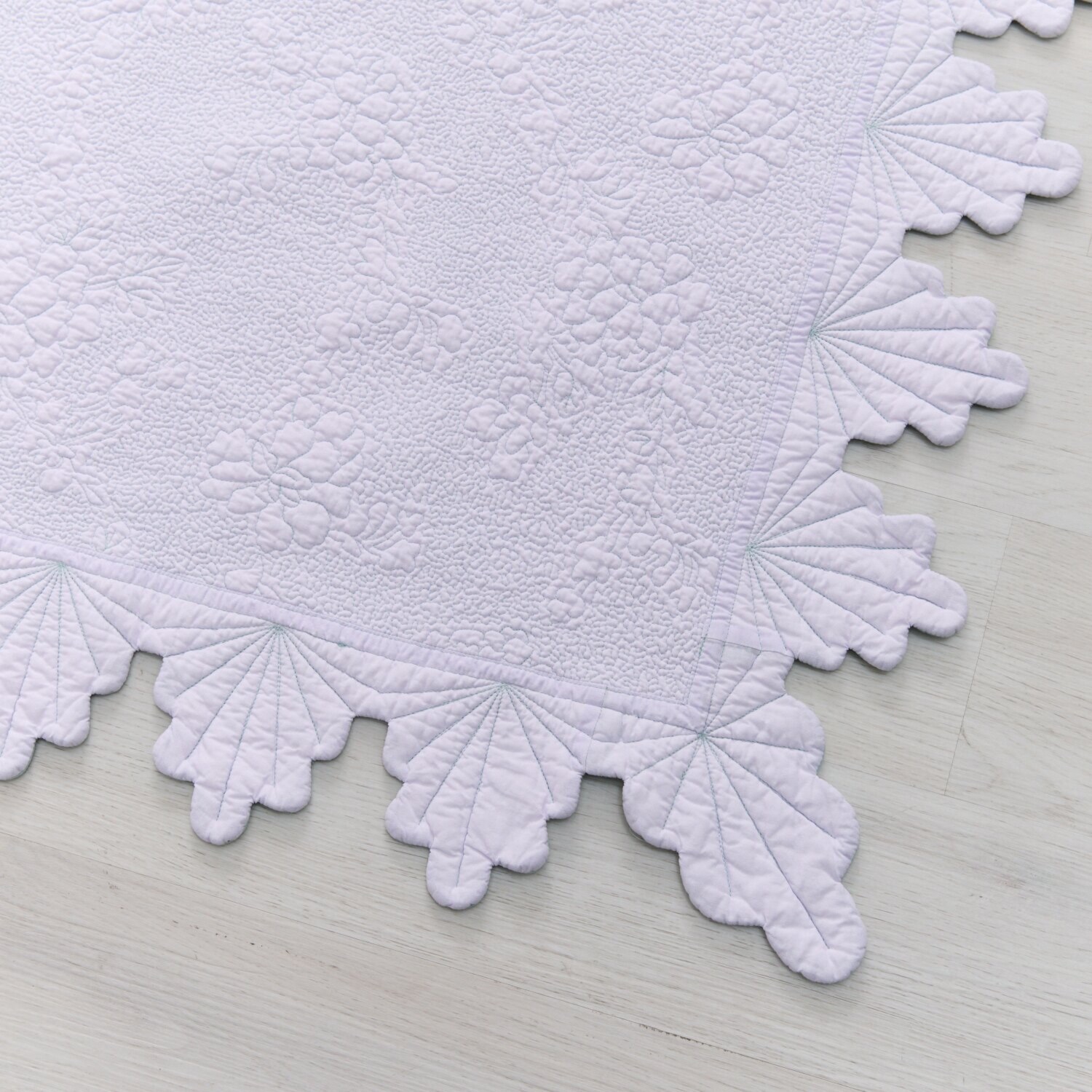 ラ・コトンメルル 綿が気持ちいい マスカットスカラップ キルトマルチカバー ＜１９０×２７０ｃｍ＞