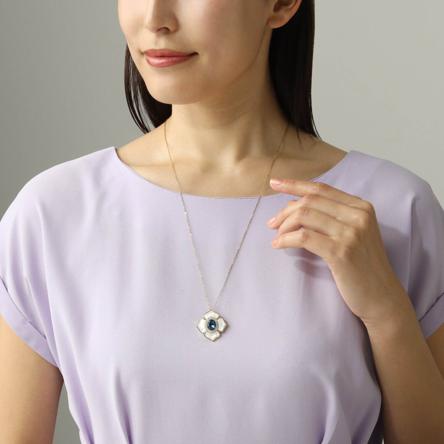 キラキラギフト バイ　アビステ シェル＆ビジュウ フラワーモティーフ ペンダントブローチ＆ ロングネックレス