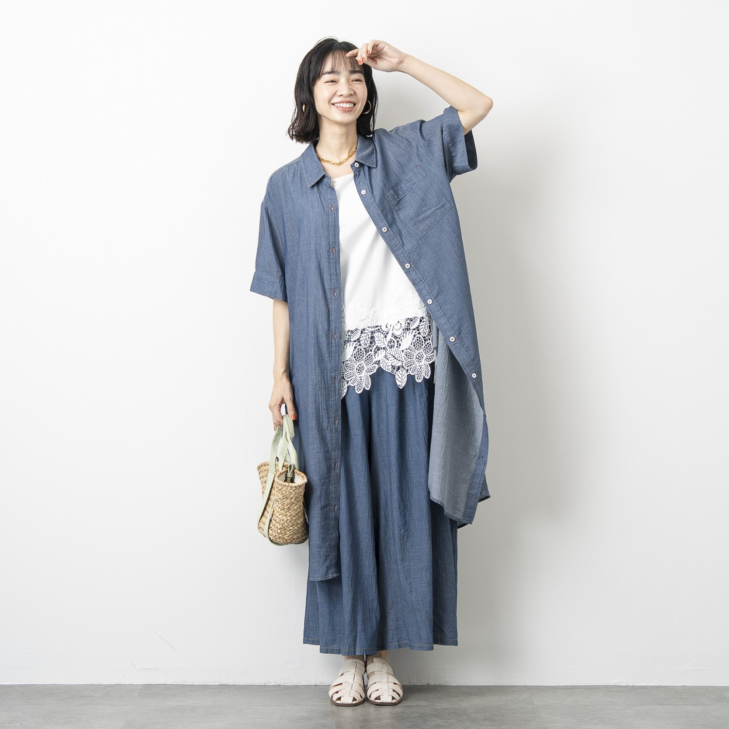 オン　ザ　エッジ 綿１００％ シアーな見た目 エアリーでやさしい肌心地 こだわりのシアーデニム ロングシャツブラウス