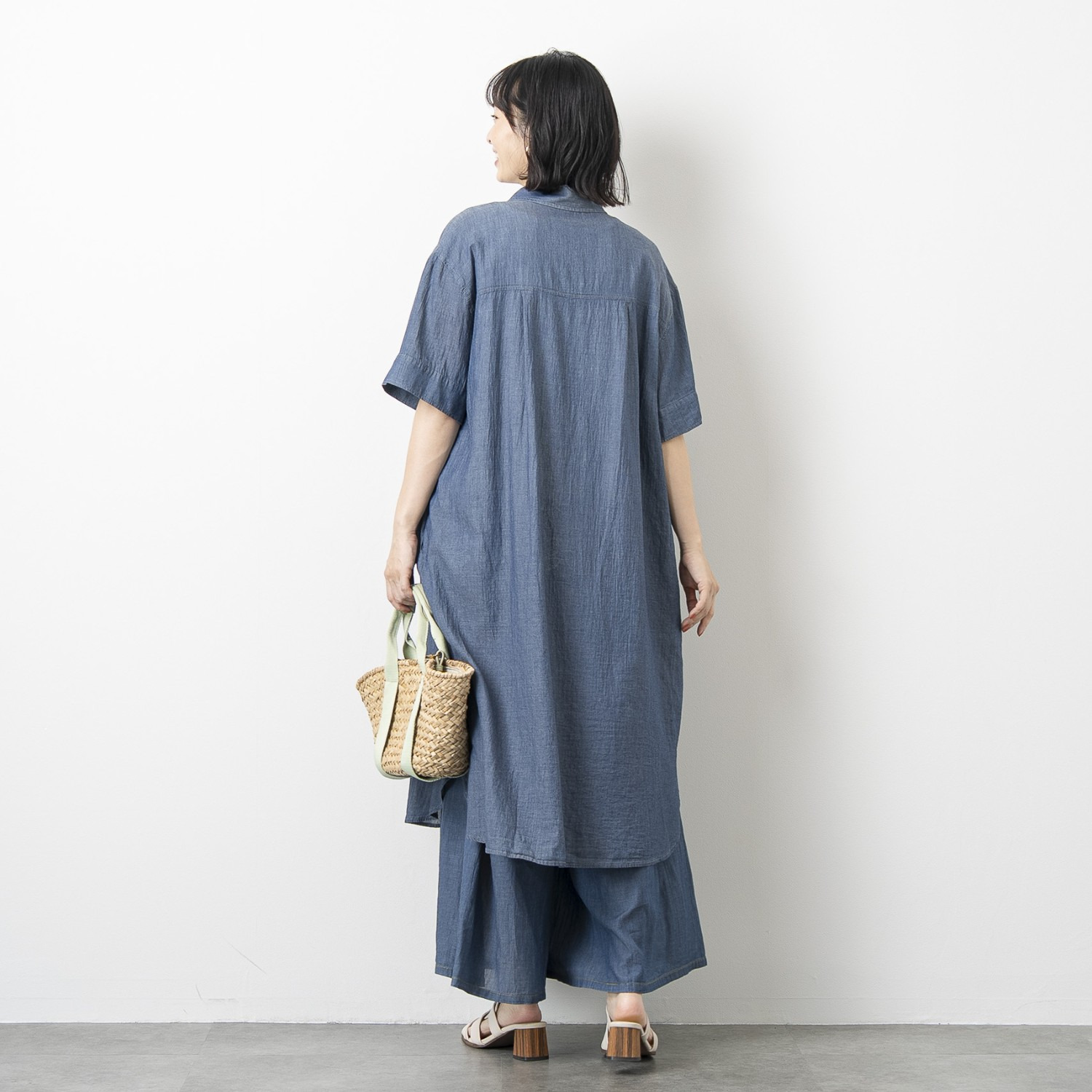 オン　ザ　エッジ 綿１００％ シアーな見た目 エアリーでやさしい肌心地 こだわりのシアーデニム ロングシャツブラウス