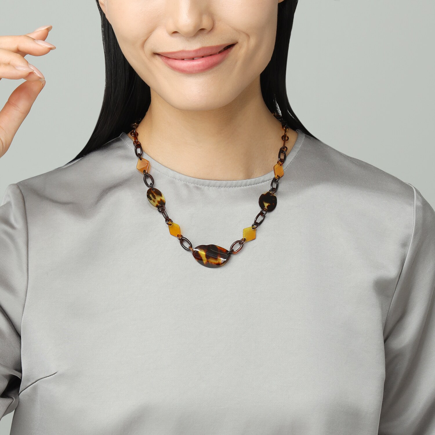 べっこう堂 本べっ甲白甲＆ 茨布＆無地 リーフパーツアクセント デザインネックレス