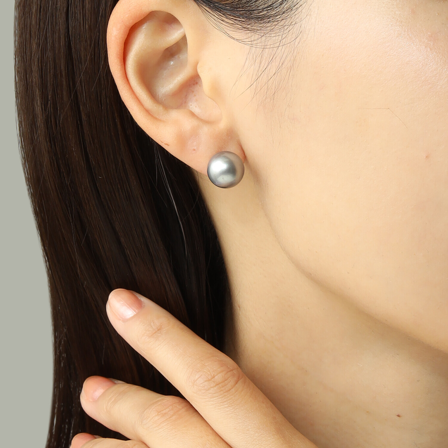 ジュペレ　ジョーヌ １４Ｋホワイトゴールド グレーカラー 黒蝶パール スタッドピアス