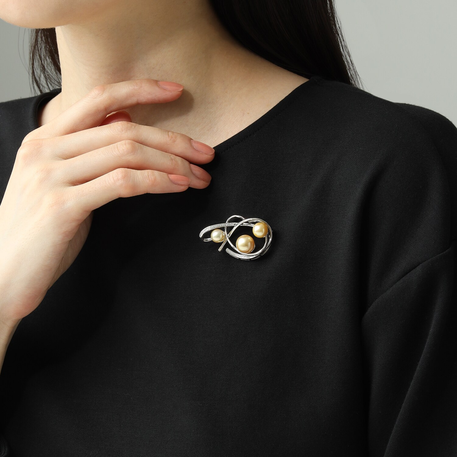 ジュペレ　ジョーヌ シルバー 白蝶パール＆ ＣＺ ボリュームブローチ