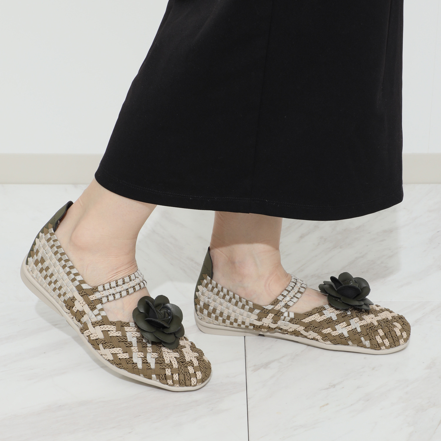 ゴムゴム 手作りコサージュ付 足に吸い付く履き心地 綺麗見せフラットシューズ