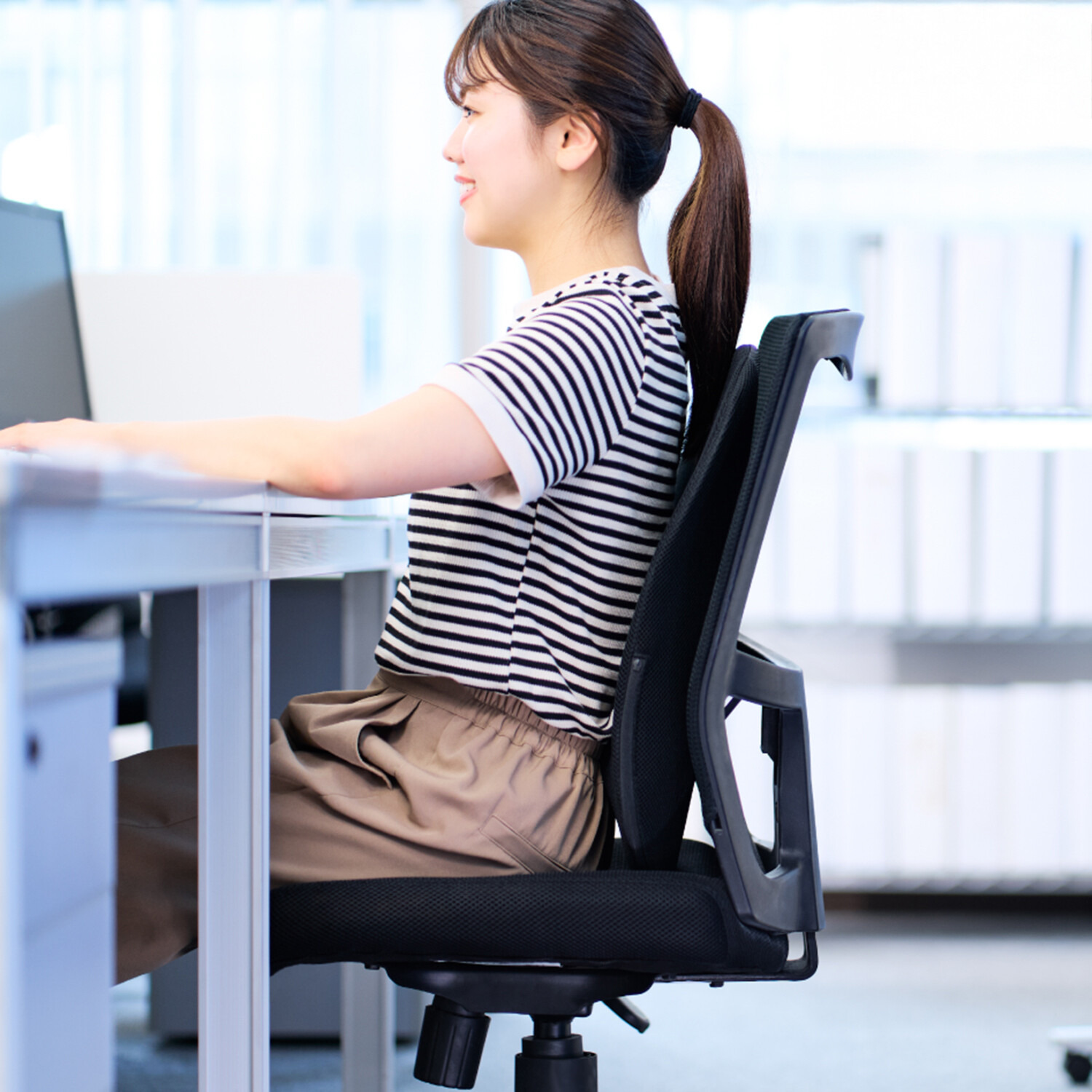 まるでカメレオンシリーズ コードレス 薄型背中マッサージャー ＫＳＭ−２４０１ “実はこっそり マッサージしてるんです”