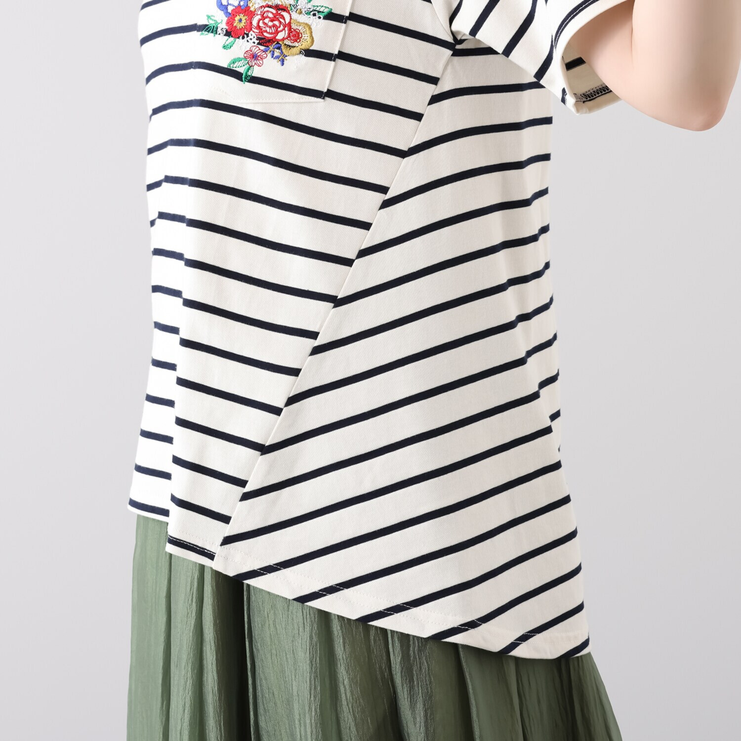 スカラー ネコ花刺しゅう Ｔシャツ