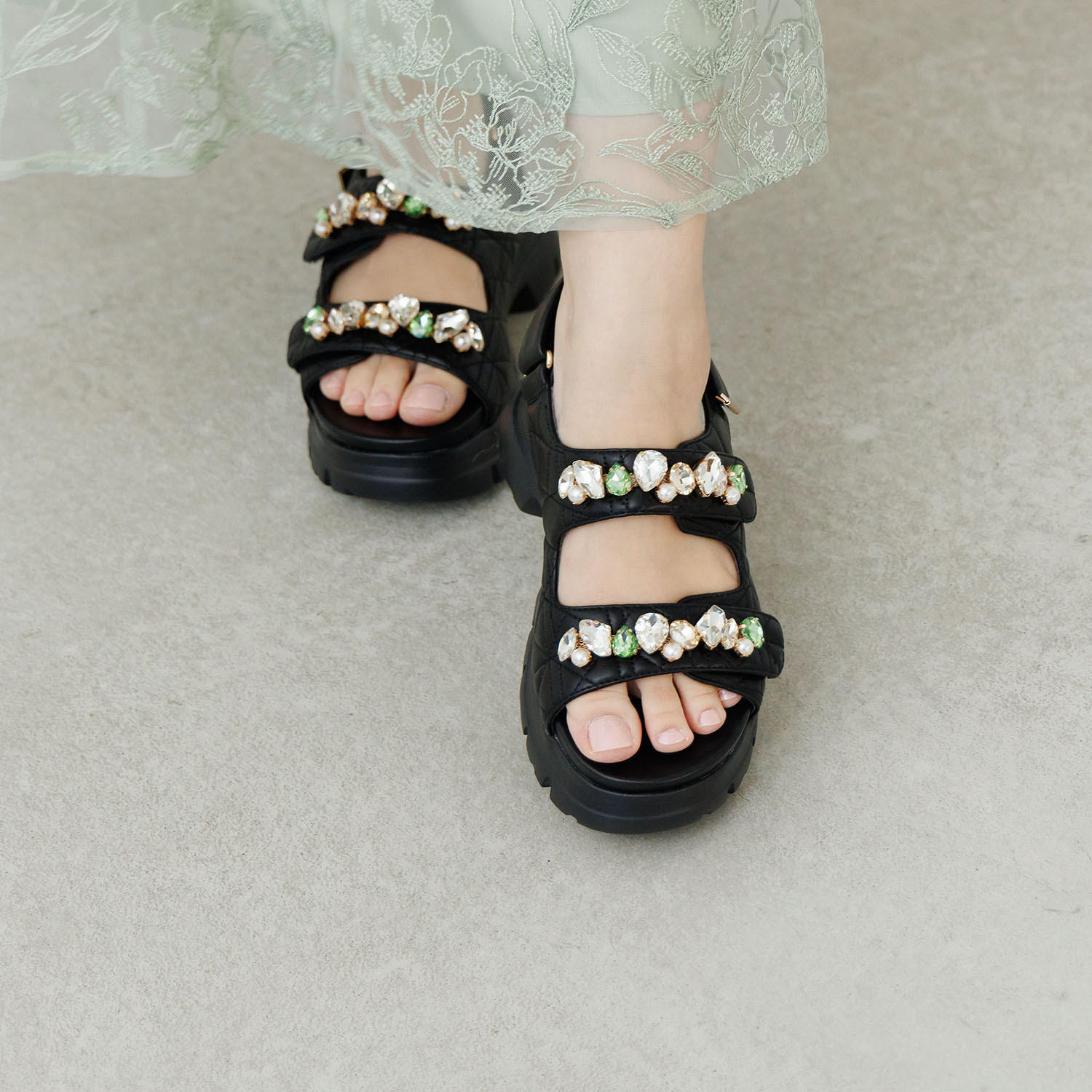 ニカル パールビジュウ キルティング ボリュームサンダル