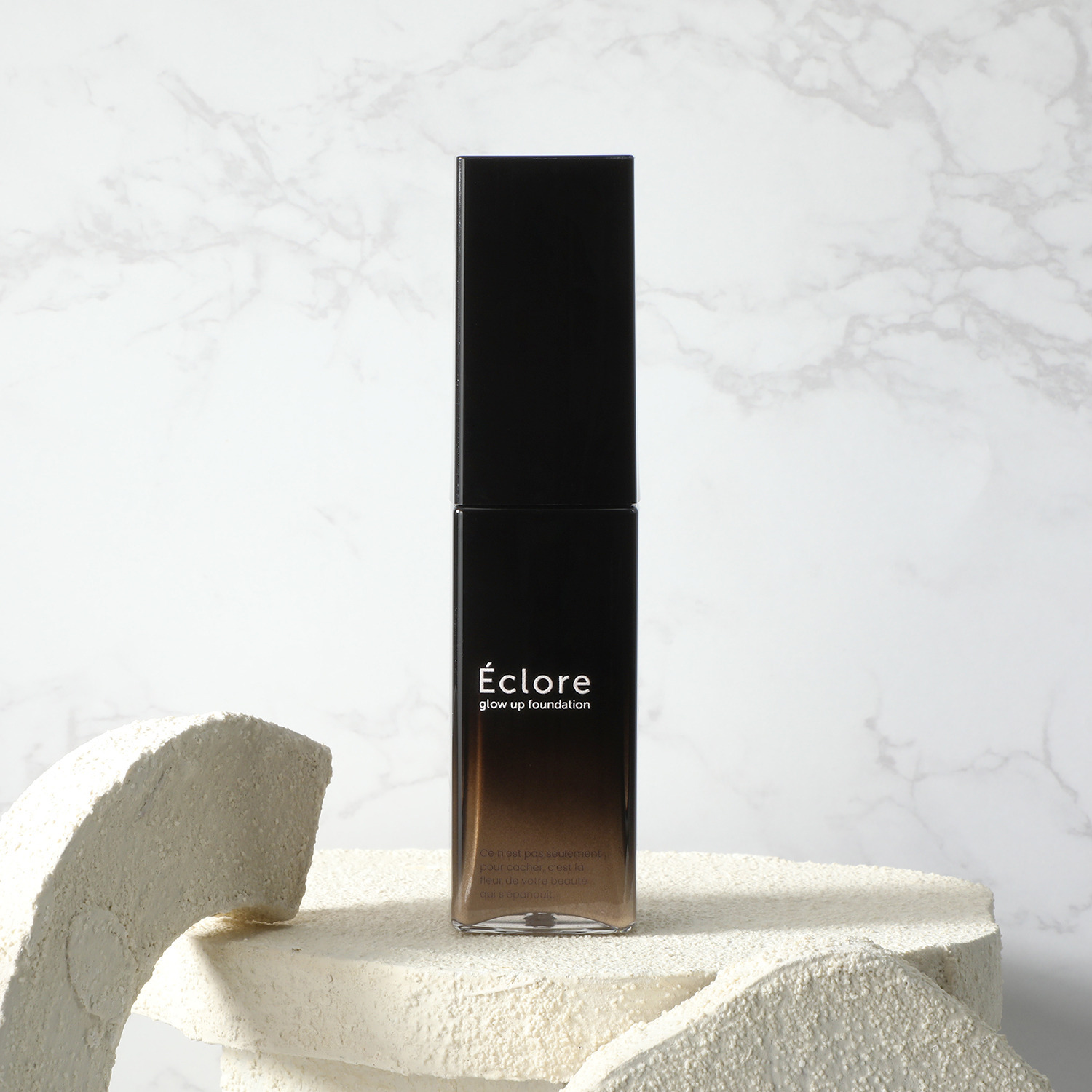 エクロア ひと塗りでくすみをカバー 光を味方にして 自然なツヤと立体感を演出 グロウアップ ファンデーション