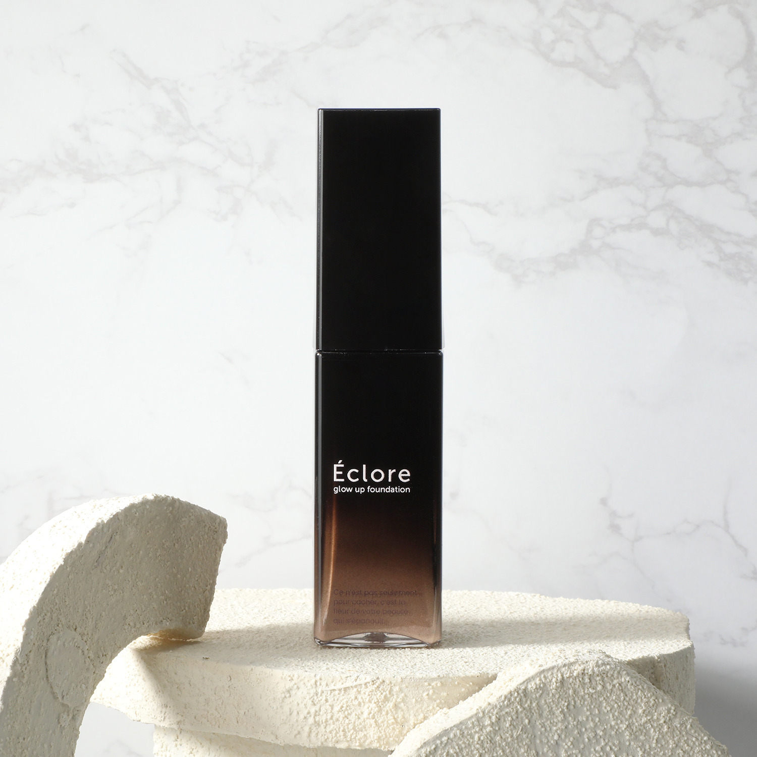 エクロア ひと塗りでくすみをカバー 光を味方にして 自然なツヤと立体感を演出 グロウアップ ファンデーション