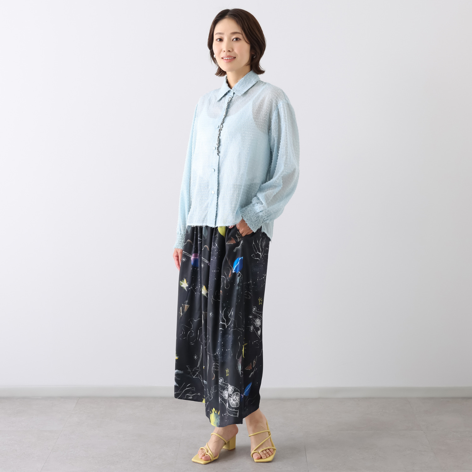 ミミコプラス 一枚で華やか見え シャイニーシアーシャギー 刺しゅうアクセント ふんわりシャツブラウス