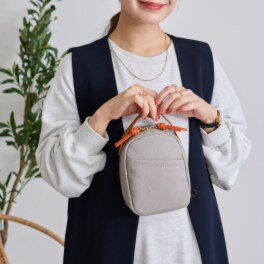 リズデイズ ハンドル付 自立する 縦型バニティポーチ