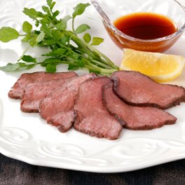 十勝池田食品 十勝ワイン“清見”が香る 北海道産牛の ローストビーフ