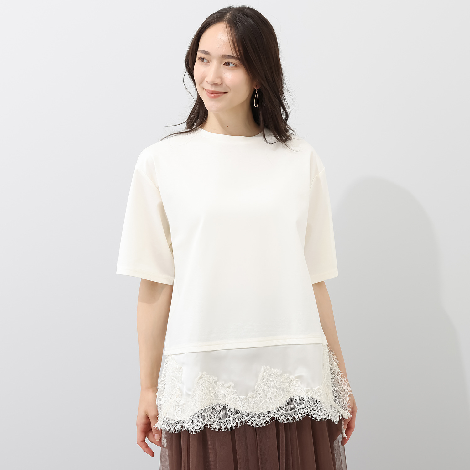 オン　ザ　エッジ サテンとレースで華やか １枚でもレイヤードでも コーディネイトに使える！ 接触冷感 半袖プルオーバー